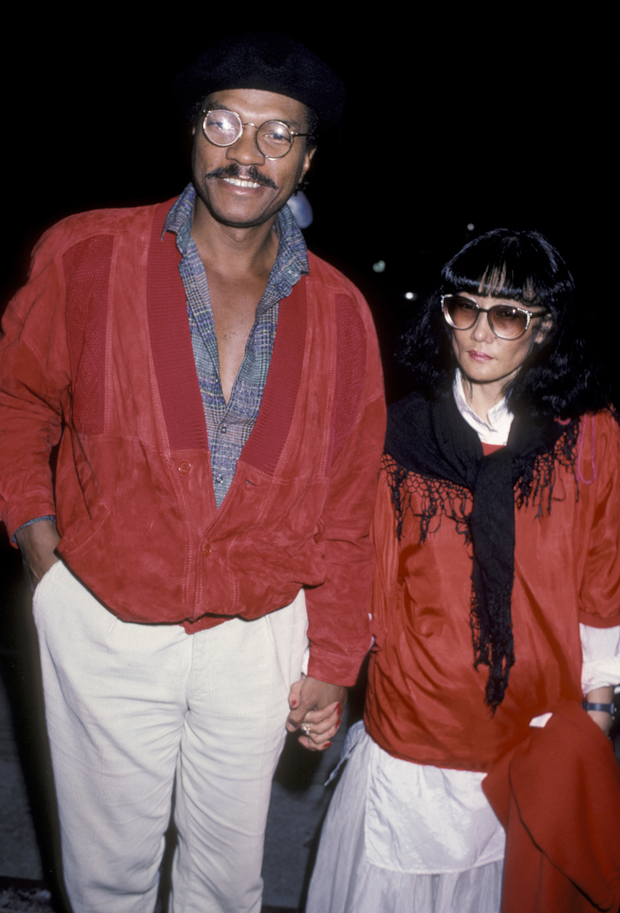 Billy Dee Williams and Teruko Nakagami at the premiere of "A Fine Mess" on March 19, 1986, in Hollywood, California. | Source: Getty Images