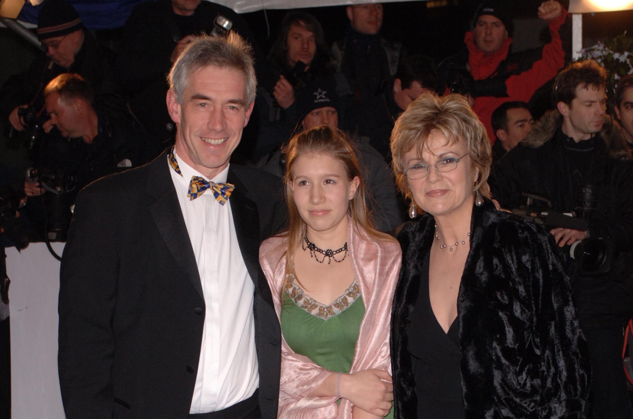 Julie Walters, su esposo Grant Roffey y su hija Massie en los Bristish Comedy Awards de 2005. | Foto: Getty Images