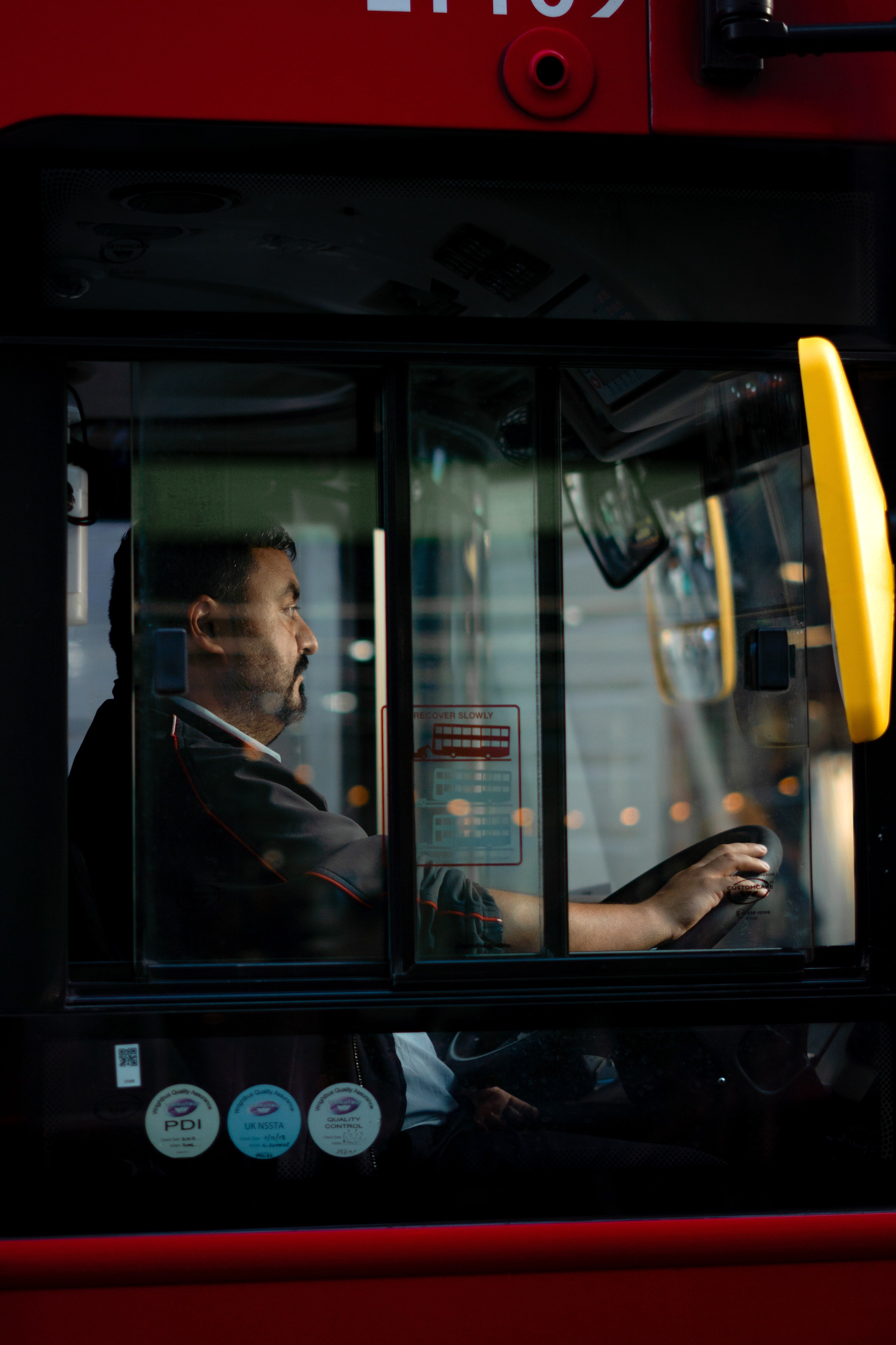 Hombre manejando un autobús. | Foto: Unsplash