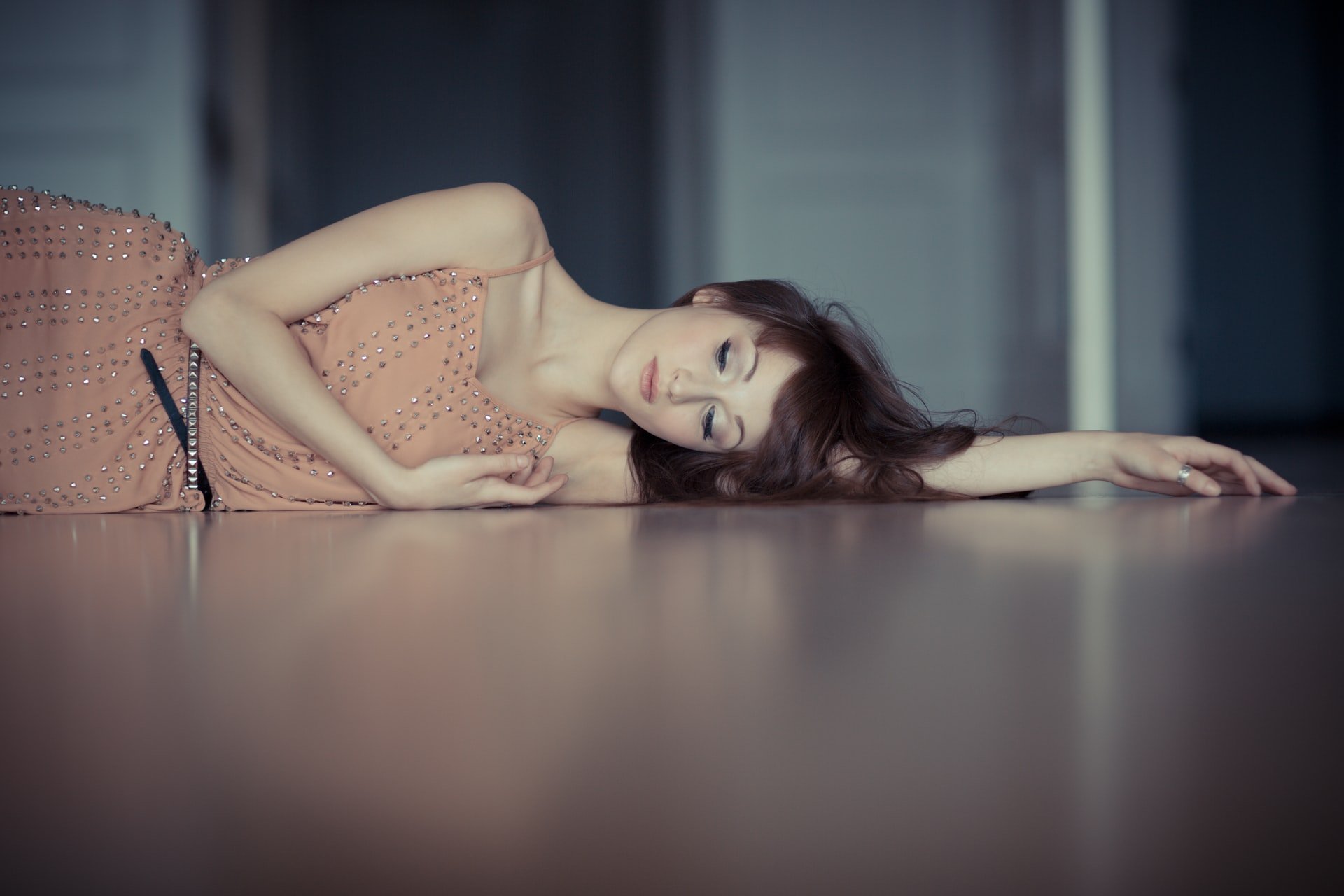 The girl slept on the floor that night. | Source: Unsplash