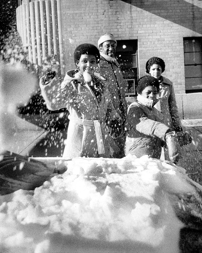 Bill Cosby and daughter Erika, 11, watch son Erinn, 10 and daughter Ennis, 7, upload snowballs, on winter stroll on 60th Street on January 25, 1977. | Photo: Getty Images