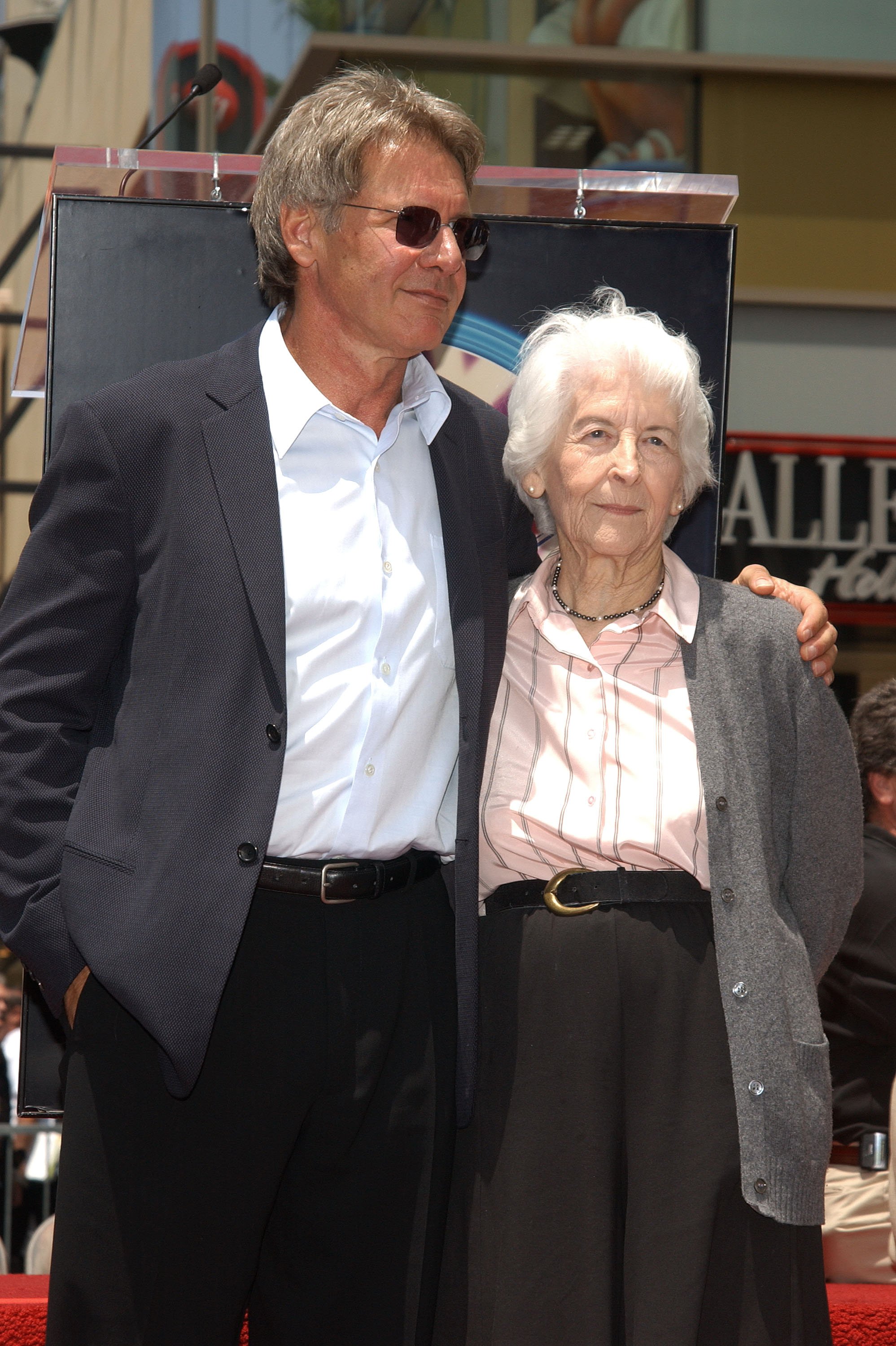 Harrison Ford und seine Mutter Dorothy im Jahr 2003 in Hollywood | Quelle: Getty Images