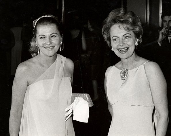 Joan Fontaine y Olivia de Havilland el 9 de septiembre de 1967 Nueva York, NY, Estados Unidos, durante la fiesta de inauguración de Marlene Dietrich. | Foto: Getty Images Joan Fontaine y Olivia de Havilland el 9 de septiembre de 1967 Nueva York, NY, Estados Unidos, durante la fiesta de inauguración de Marlene Dietrich. | Foto: Getty Images