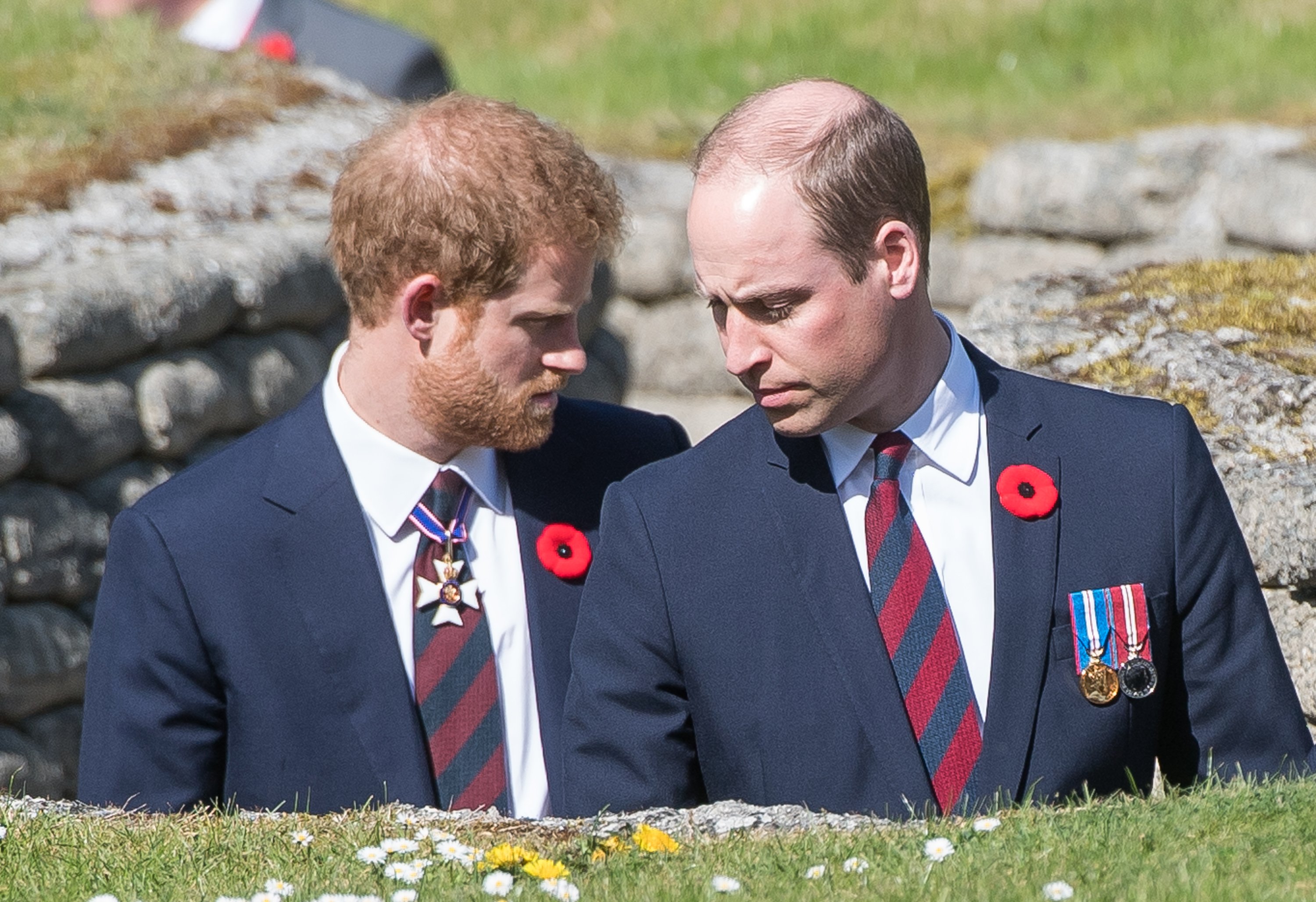 El príncipe William y el príncipe Harry durante las conmemoraciones del centenario de la batalla de Vimy Ridge, el 9 de abril de 2017 en Lille, Francia. | Foto: Getty Images
