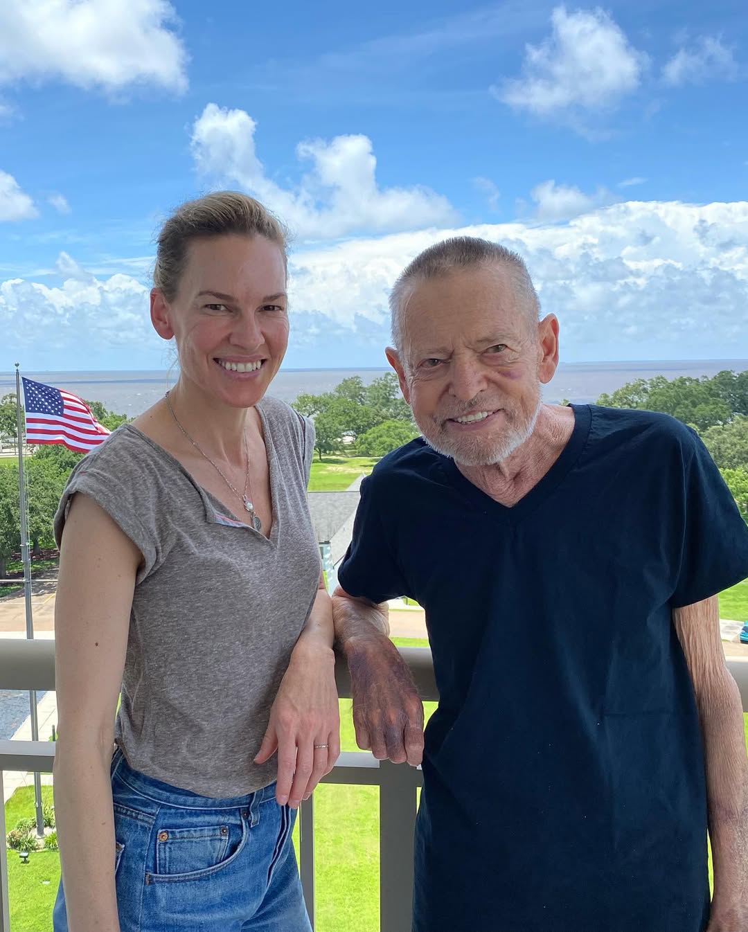 Hilary Swank and her father on a photo dated April 16, 2023 | Source: Instagram/hilaryswank