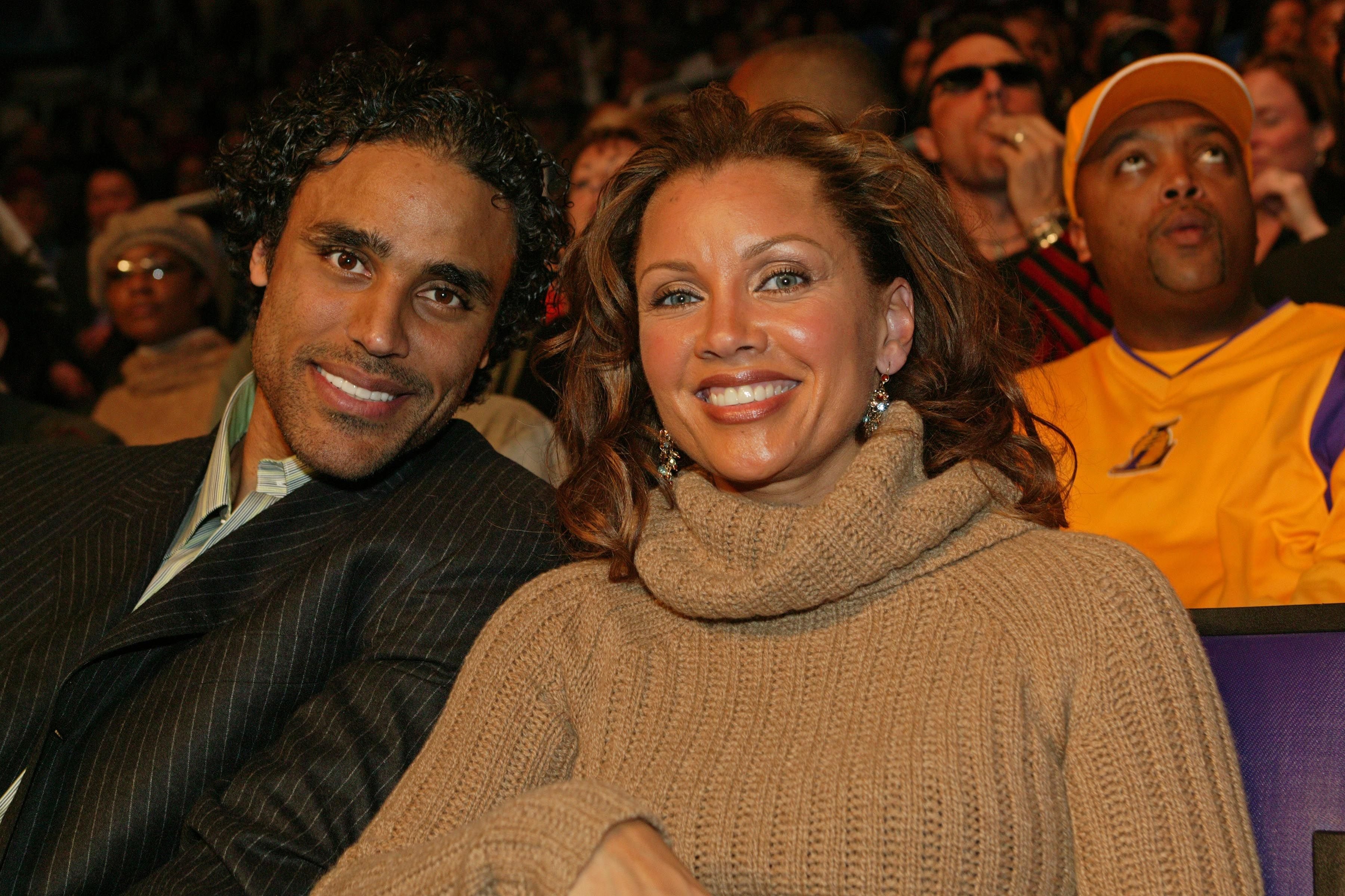 Rick Fox and Vanessa Williams pose for a photo during the All Star Game as part of 2004 NBA All Star Weekend on February 15, 2004 | Photo: Getty images