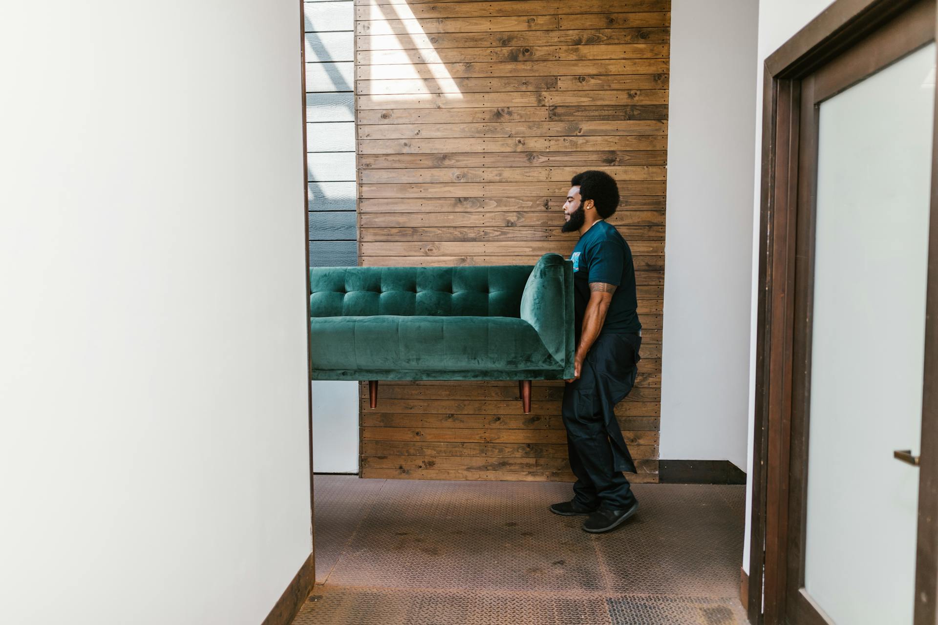 A man moving a couch | Source: Pexels