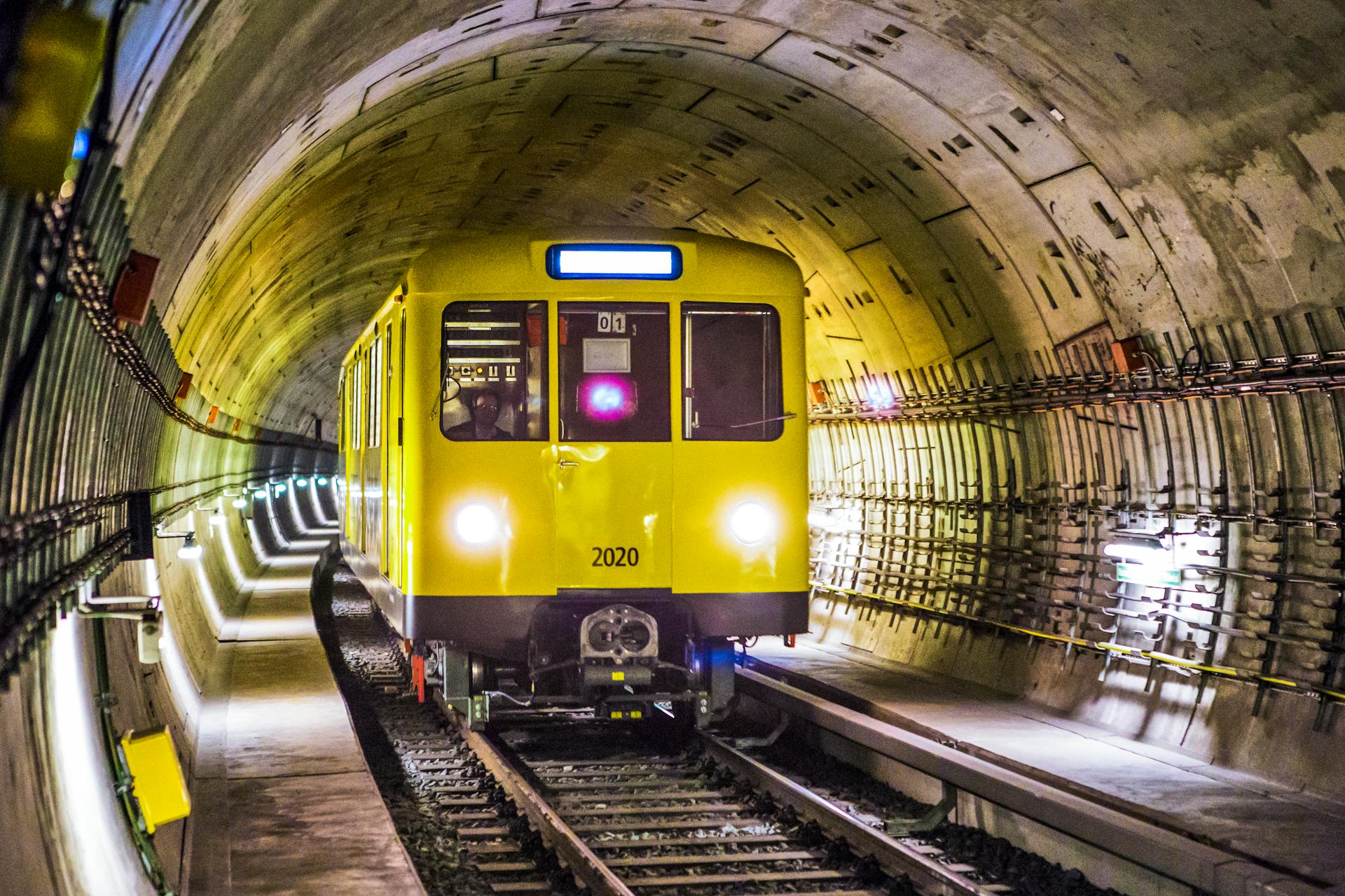 A yellow and black train passing through a tunnel | Source: Pexels