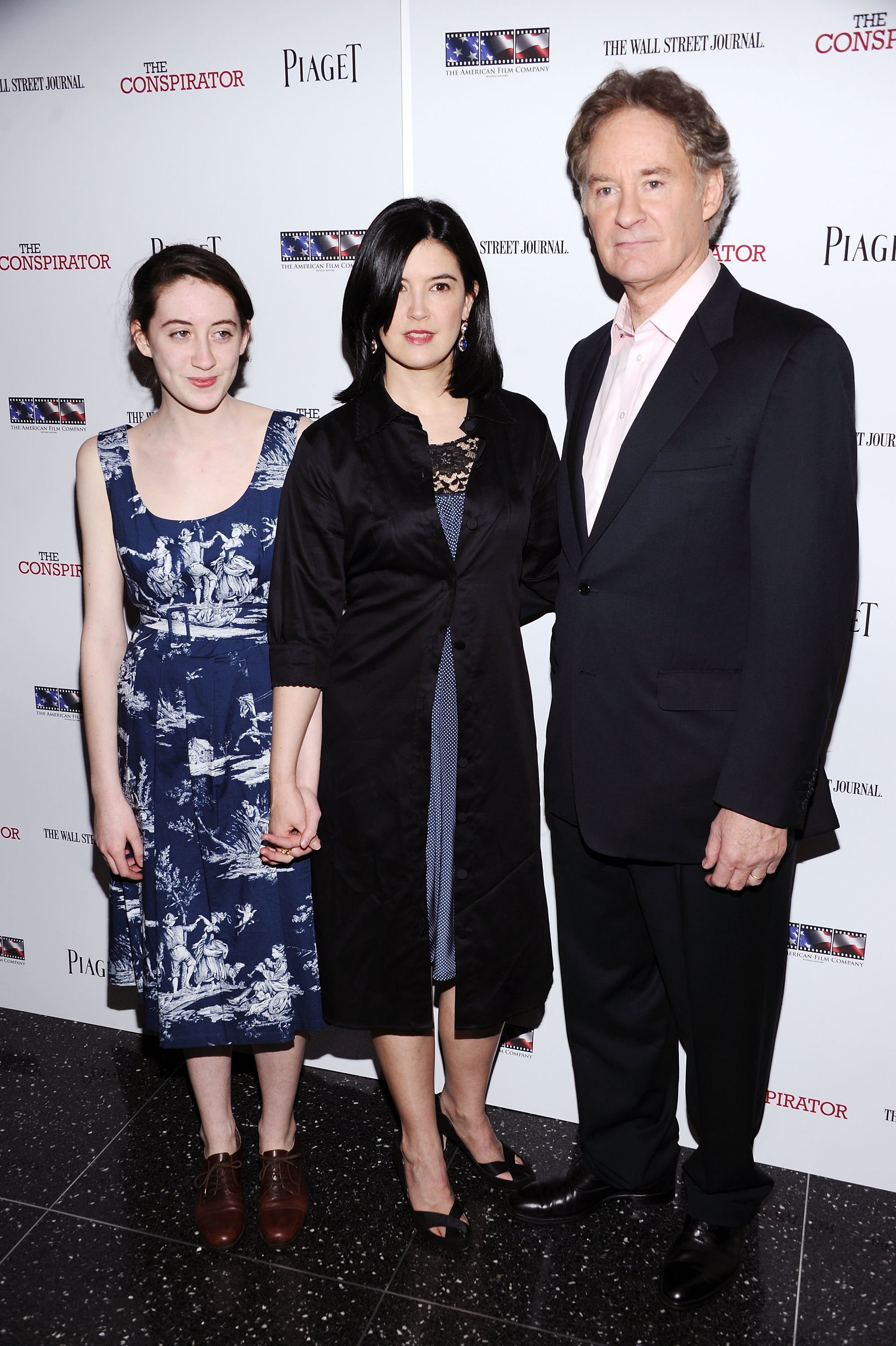 Phoebe Cates, Kevin Kline, and their daughter, Greta, at the premiere of “ The Conspirator” in New York City on April 11, 2011 | Source: Getty Images 