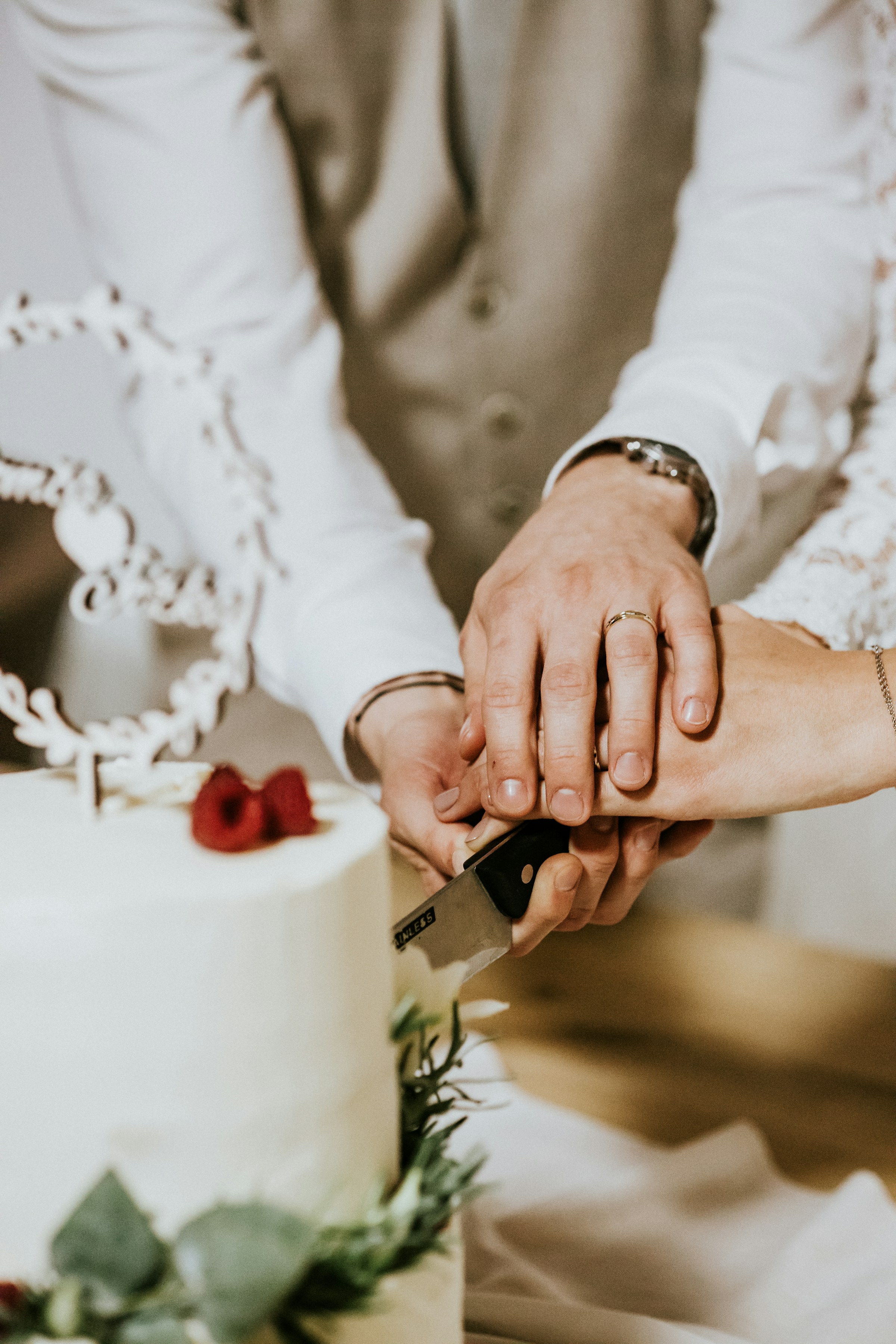 A couple cutting a wedding cake | Source: Unsplash