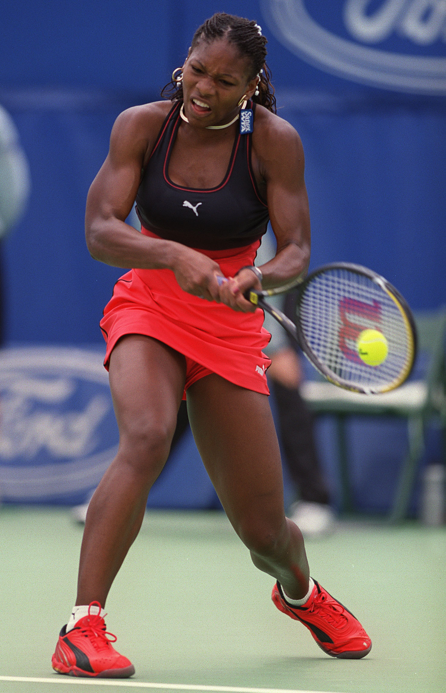 Serena Williams plays in the fourth round of the Australian Open Tennis Championships on January 24, 2000 | Source: Getty Images