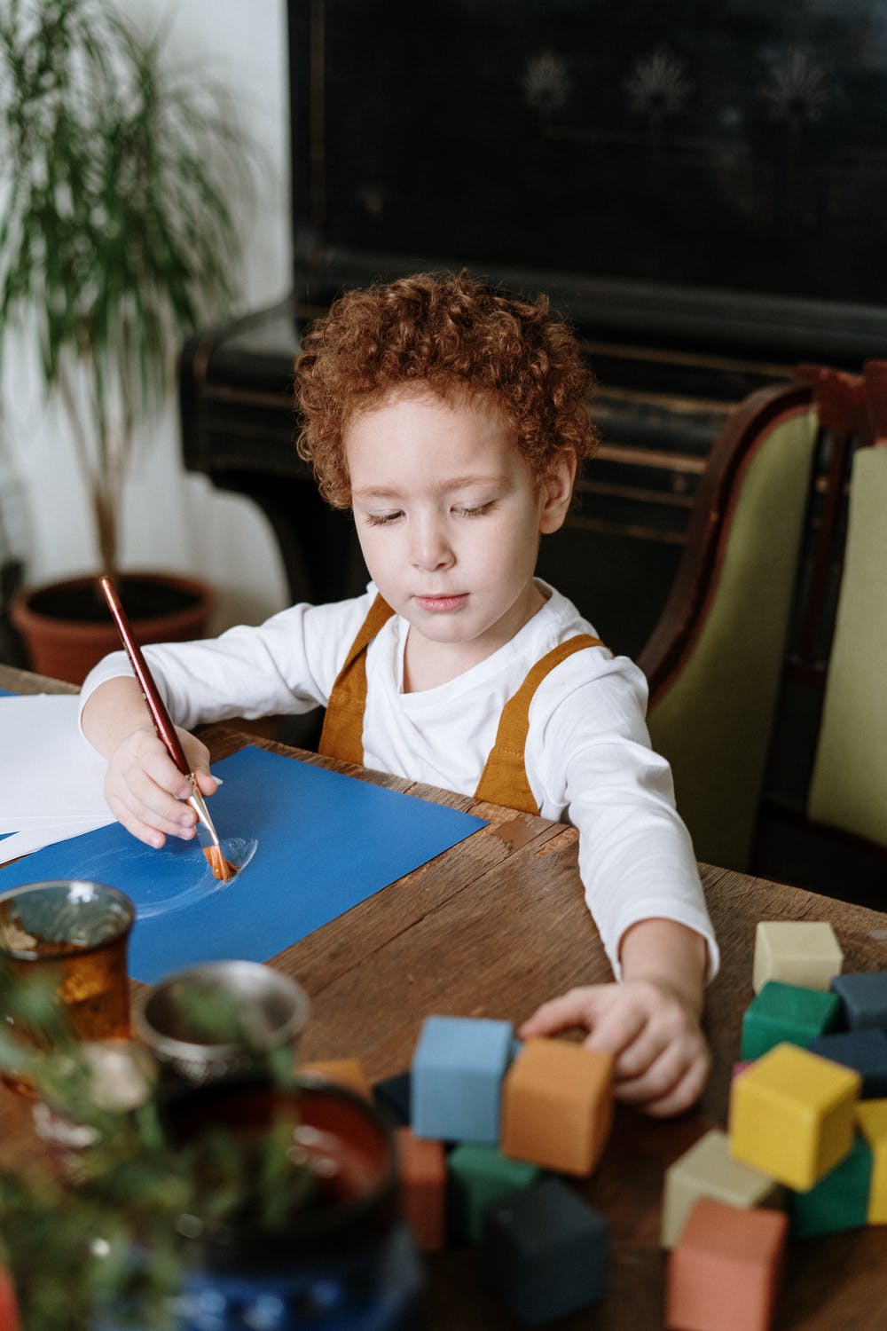 Gail was drawn to one particular boy and his drawings | Source: Pexels