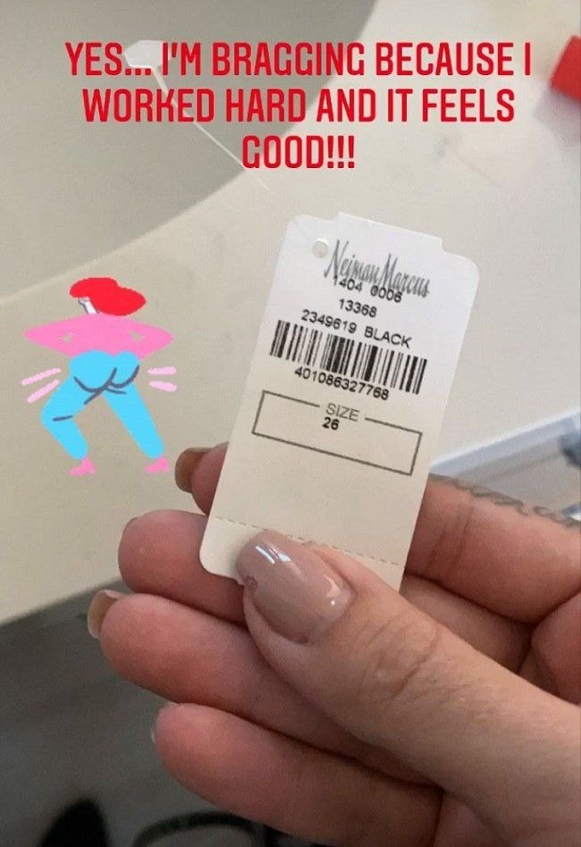 Kelly Osbourne shows off her weight loss by sharing her new clothing size on Instagram in August 2020. | Source: Instagram/kellyosbourne.