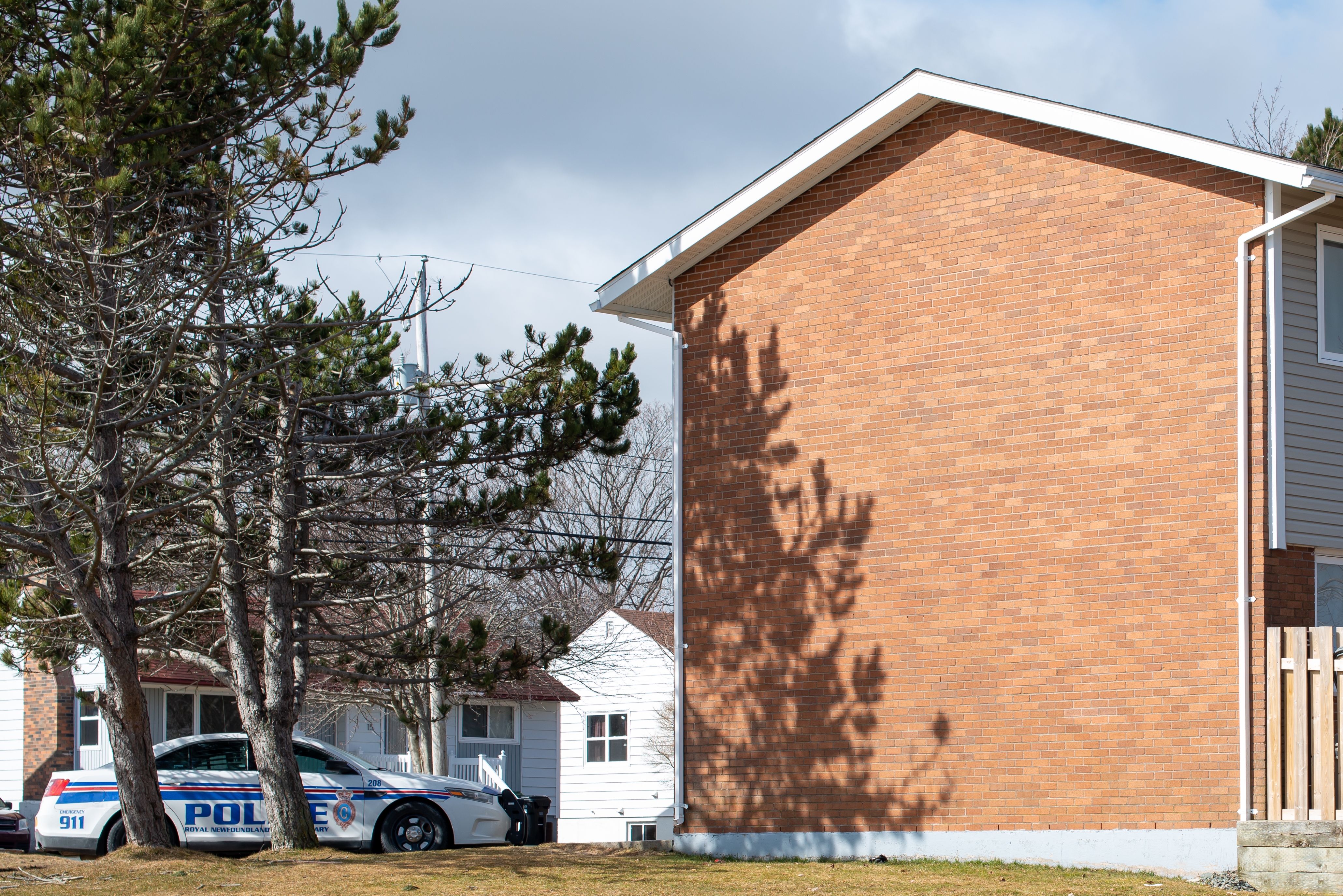 Police vehicle parked next to a multi storey brick building. | Source: Shutterstock