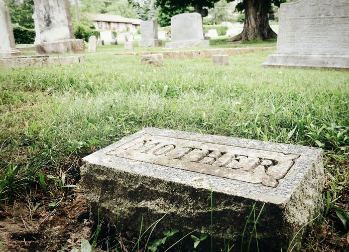 Cemetery Headstone That Says Mother | Photo: Getty Images