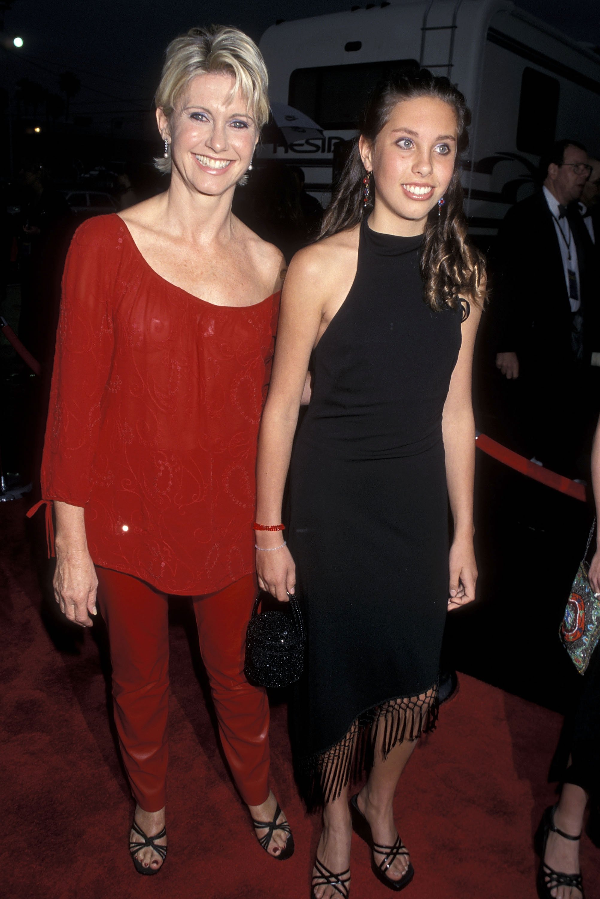 Singer Olivia Newton-John and daughter Chloe Lattanzi attend the 27th Annual American Music Awards on January 17, 2000 at Shrine Auditorium in Los Angeles, California. | Source: Getty Images