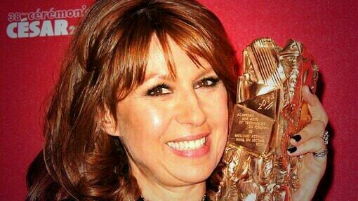 Valérie Benguigui avec le trophée de César en 2013. | Photo: Twitter/Valerie Benguigui Valérie Benguigui avec le trophée de César en 2013. | Photo: Twitter/Valerie Benguigui