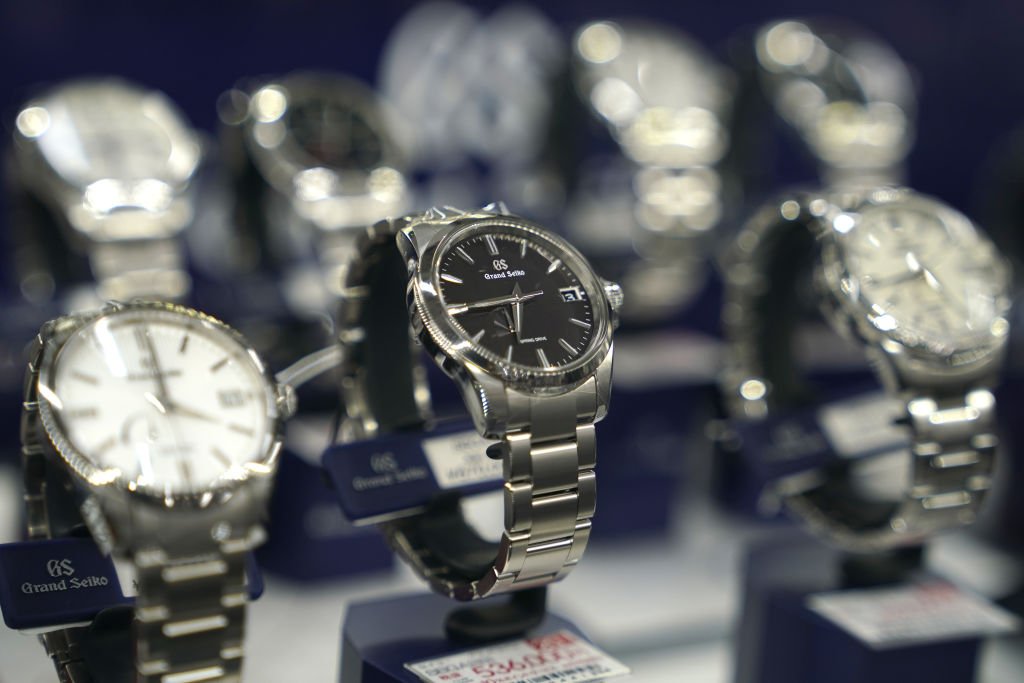 Die Grand Seiko-Markenuhren von Seiko Watch Corp. werden am Donnerstag, dem 5. September 2019, in einem Uhrenbereich eines Elektronikgeschäfts von Bic Camera Inc. in Tokio, Japan, zum Verkauf angeboten. | Quelle: Getty Images