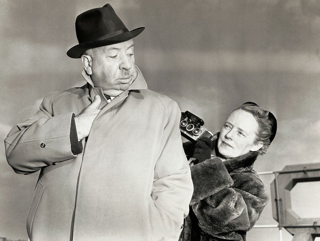 Alfred Hitchcock poses with his wife Alma on January 17, 1955 | Photo: Getty Images