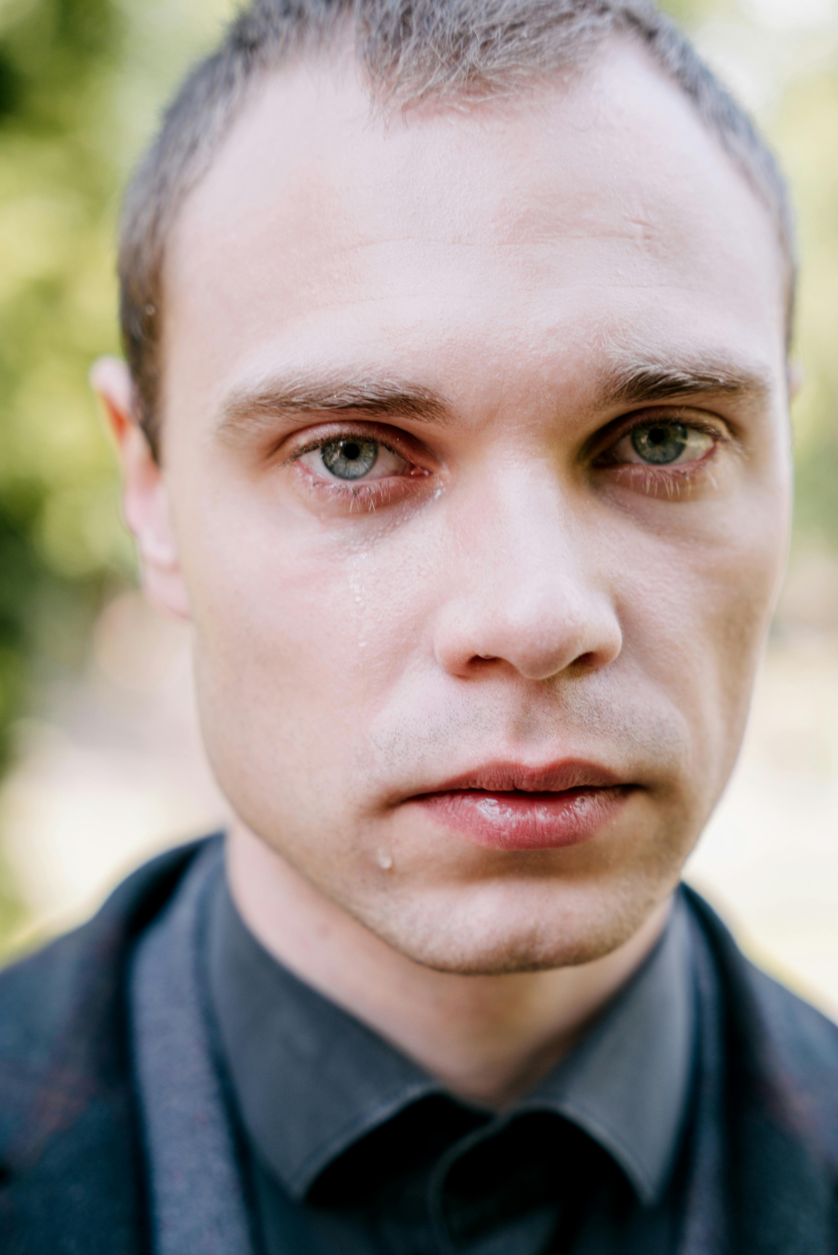 A closeup of a man crying | Source: Pexels