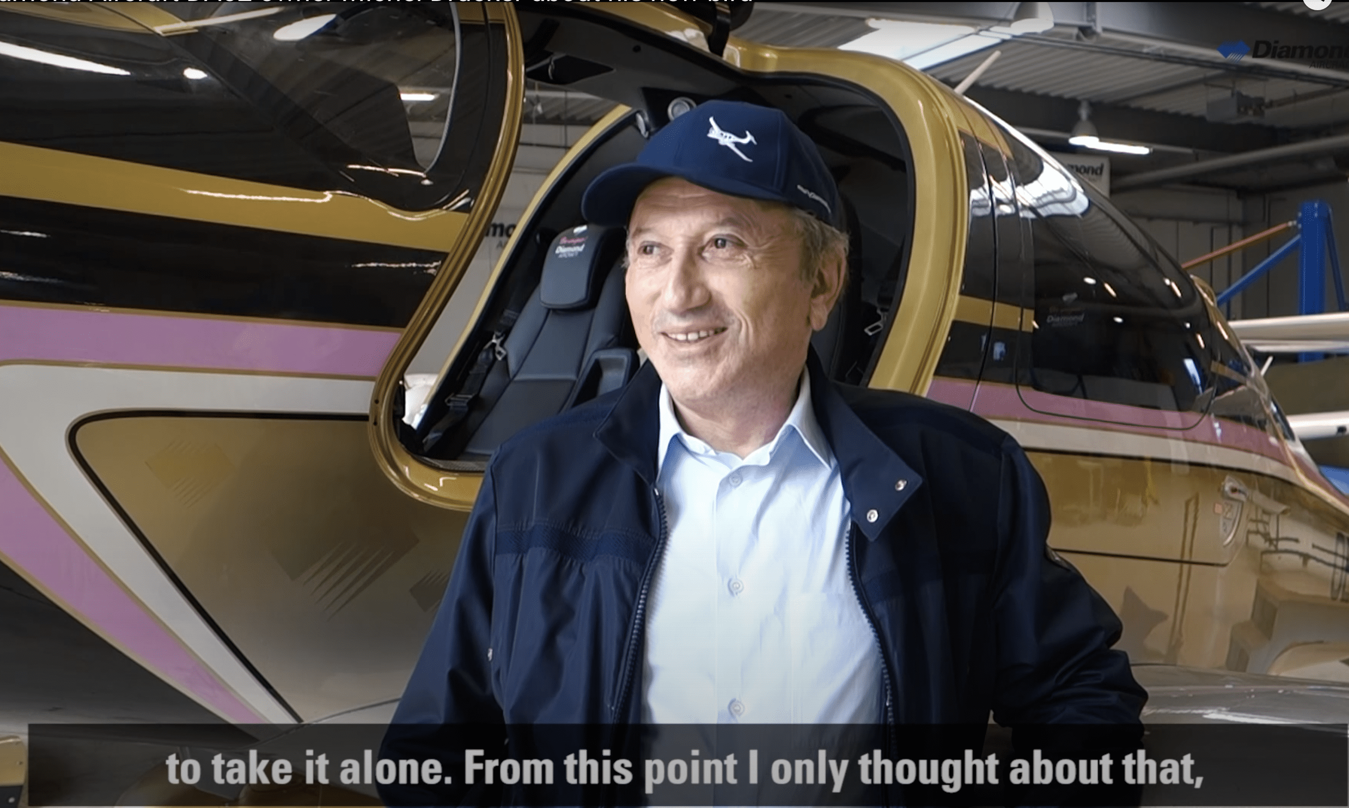 Michel Drucker devant son avion | photo : YouTube/Diamond Aircraft