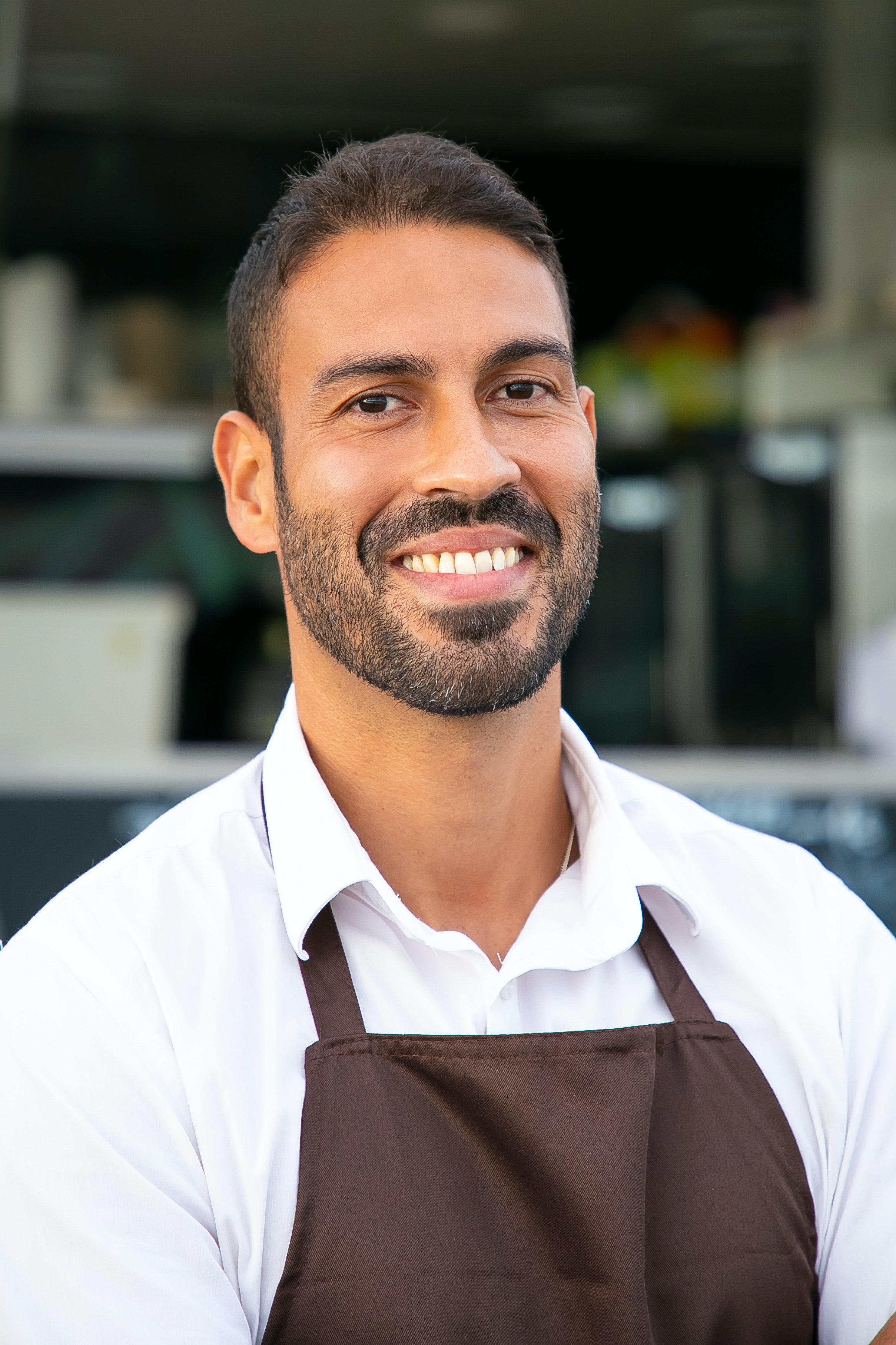 Mesero sonriendo. | Foto: Pexels
