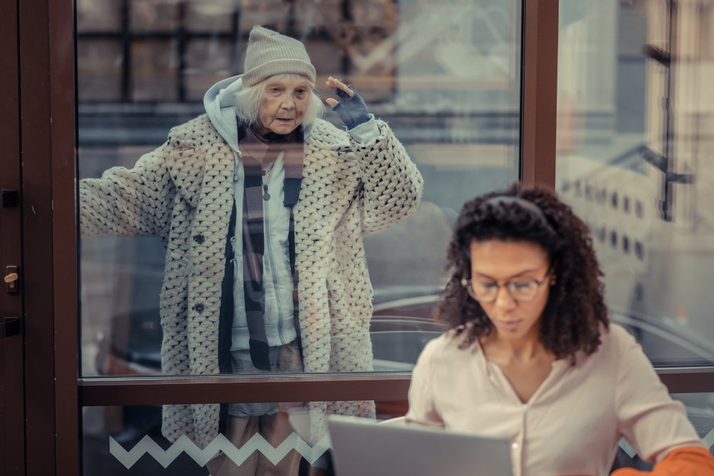 Mujer mayor aislada socialmente. Fuente: Shutterstock