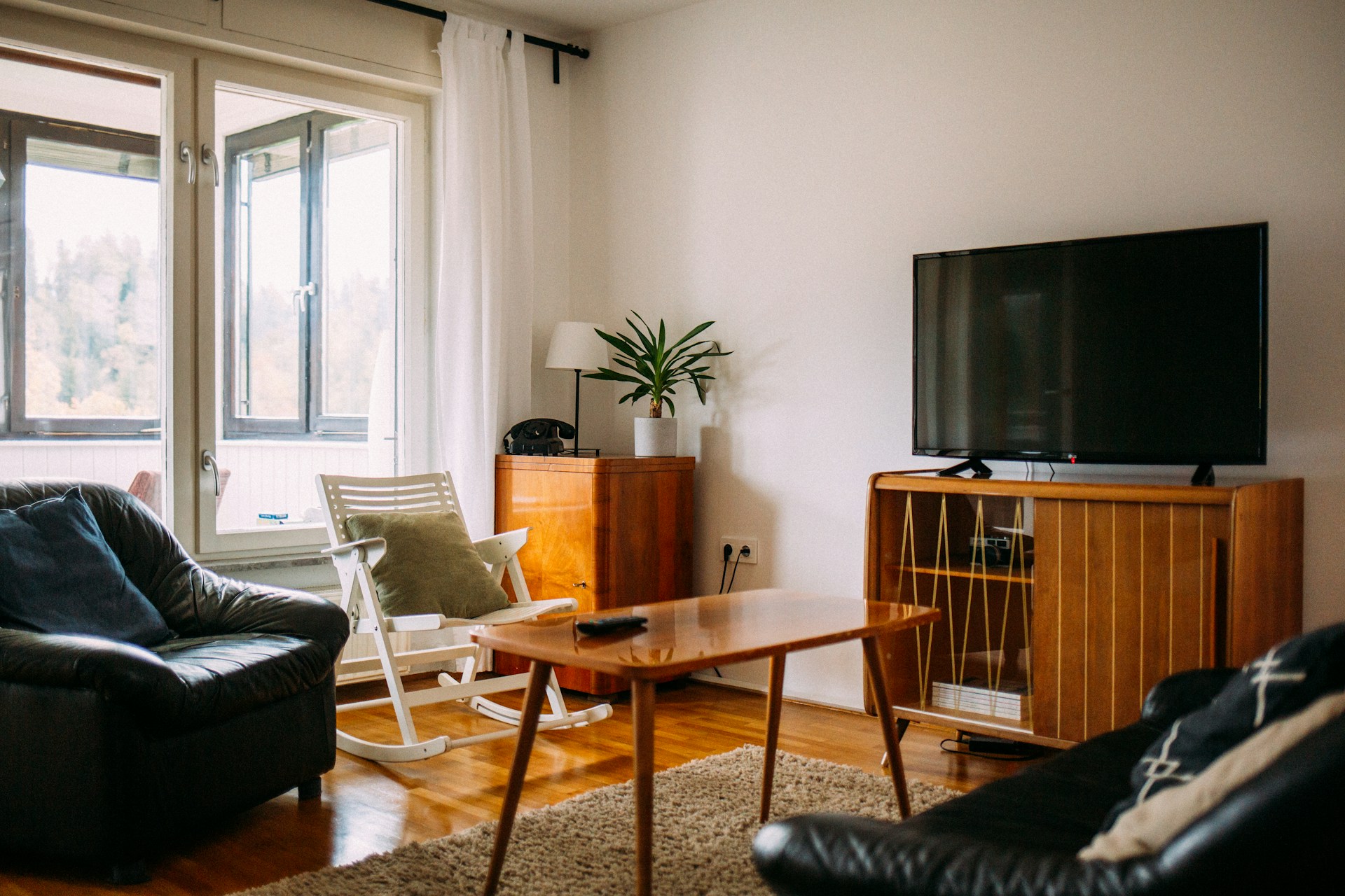 A living room furnished with a flat-screen TV | Source: Unsplash