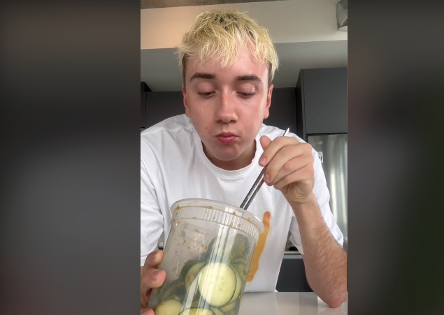 Logan Moffitt eating his salad | Source: TikTok via tiktok.com/@logagm