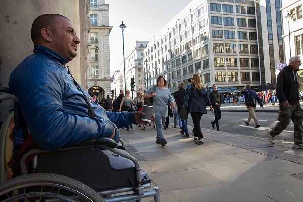 Un homme mendiant devant la Marche pour le vote populaire sur l'avenir, le 20 octobre 2018. | Photo:Getty Images
