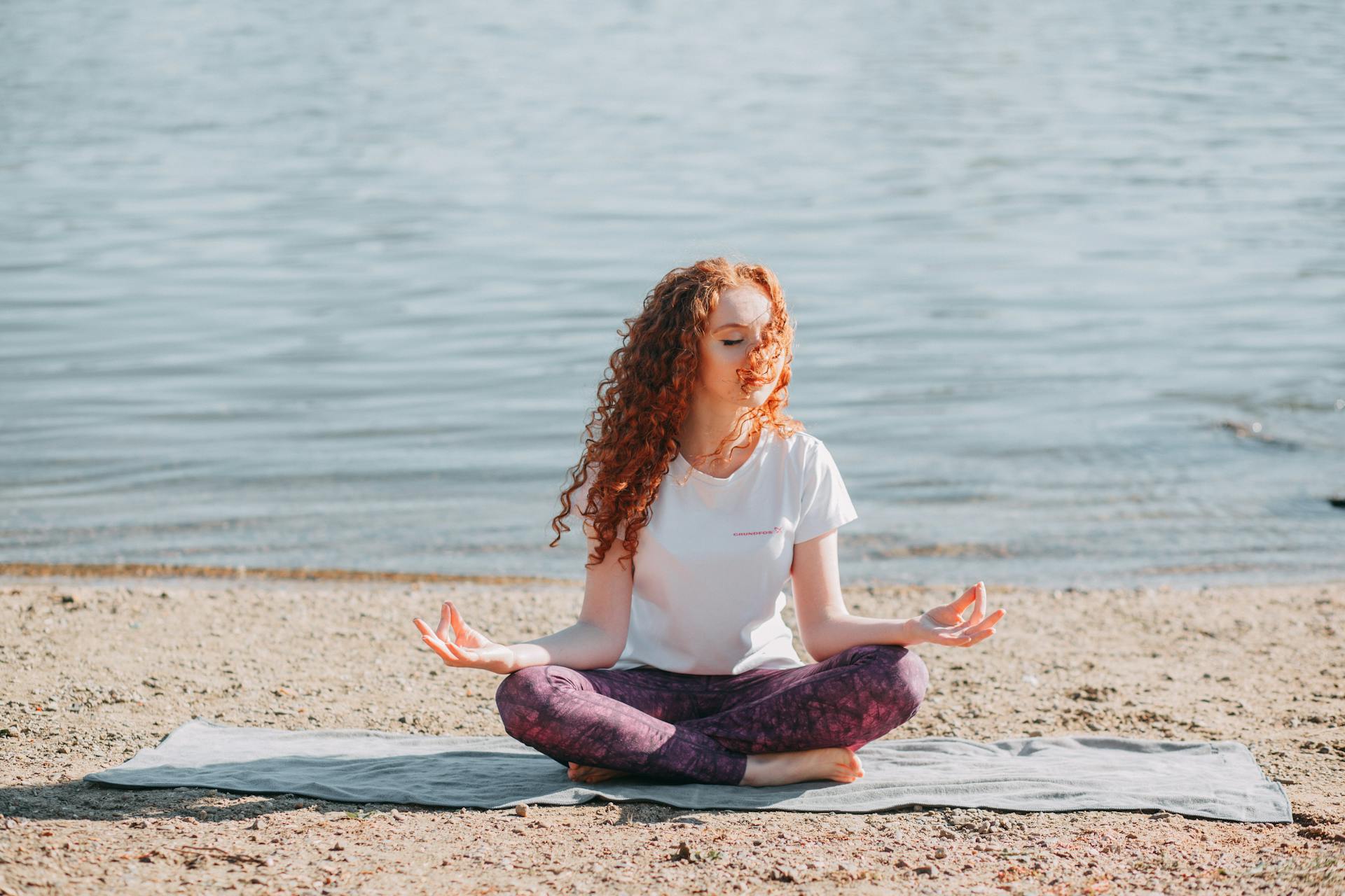 A woman meditating on the beach | Source: Pexels