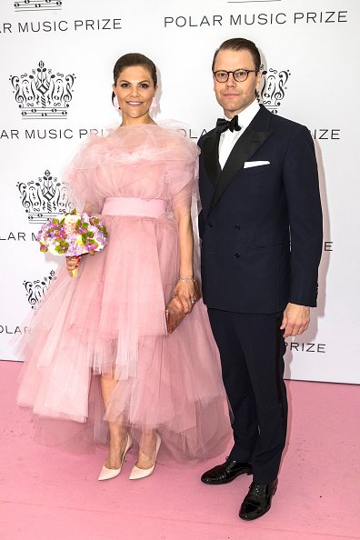 Kronprinzessin Victoria von Schweden und Prinz Daniel von Schweden posieren auf dem roten Teppich während der Verleihung des Polar Music Prize 2019 am 11. Juni 2019 in Stockholm | Quelle: Getty Images