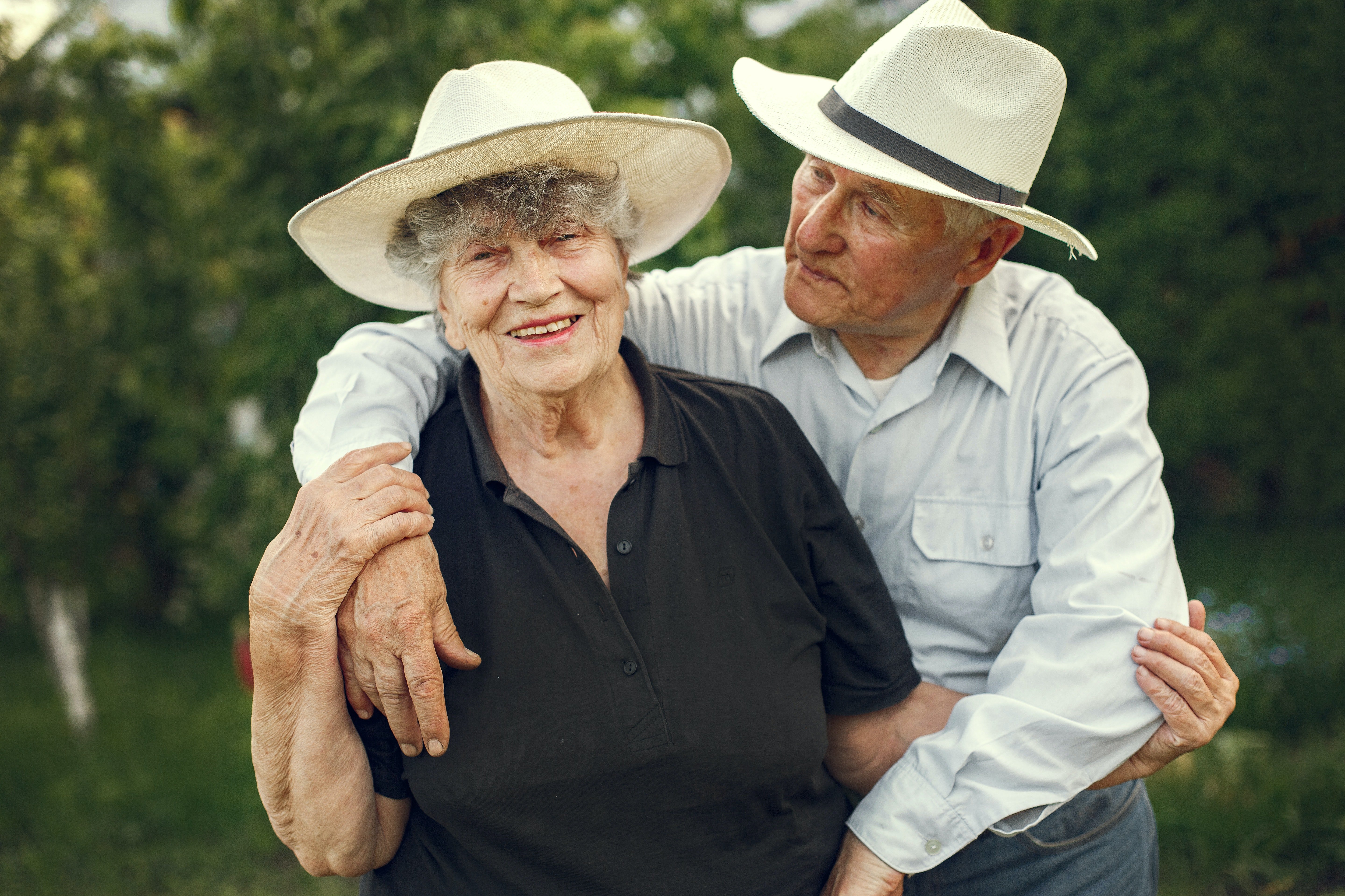 Elderly couple embracing each other. | Source: Pexels/ Gustavo Fring