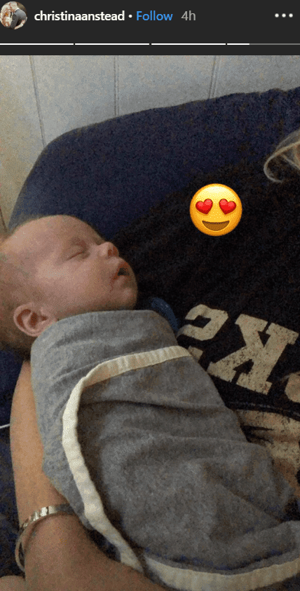 Christina Anstead's son, baby Hudson sleeping peacefully on her chest | Photo: Instagram/christinaanstead