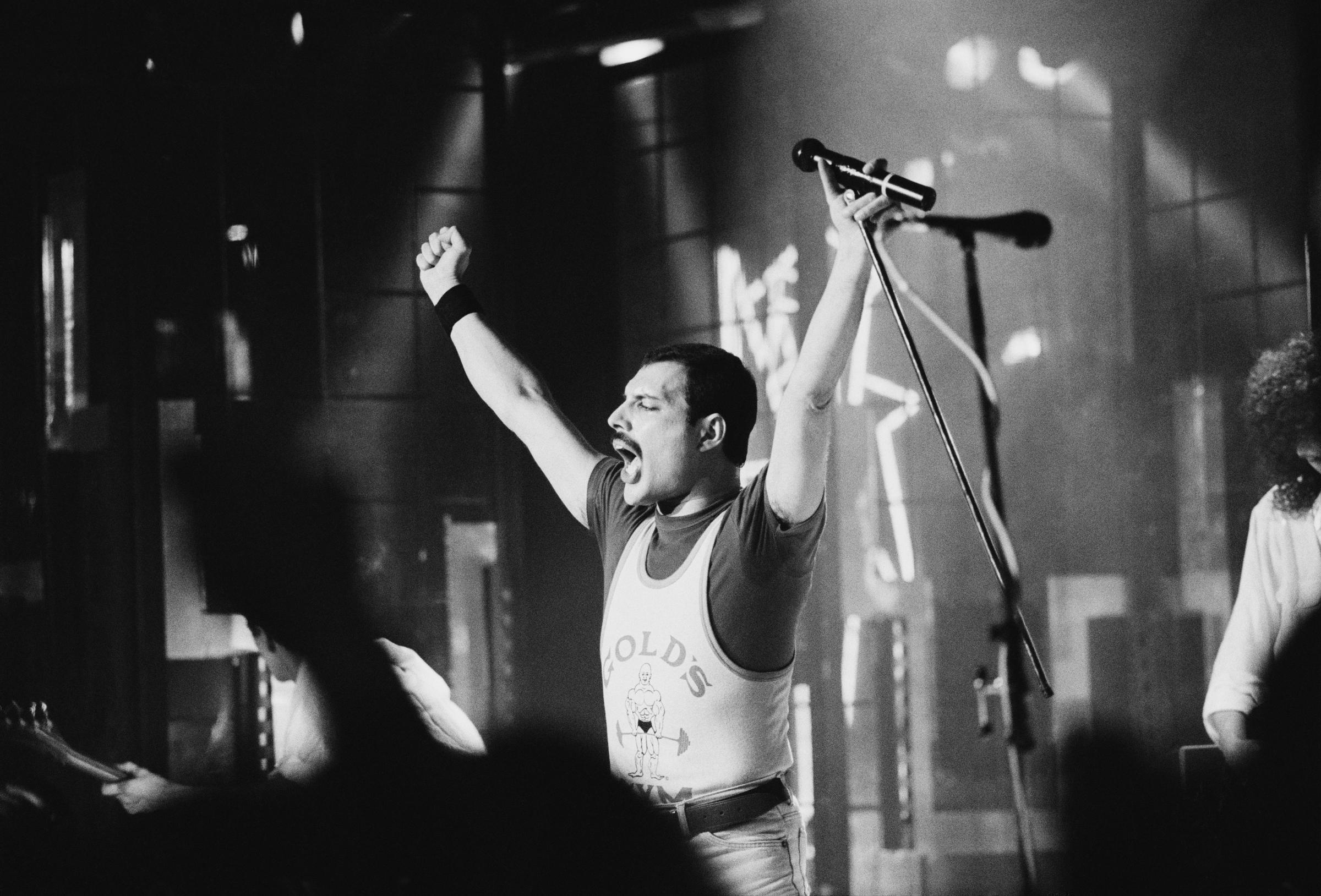 Freddie Mercury performing live on stage at the Golden Rose Pop Festival in Montreux, Switzerland, on May 11, 1986. | Source: Getty Images