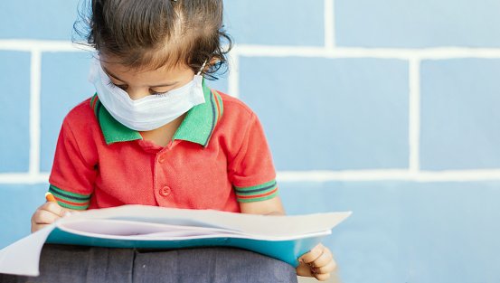 Élève portant un masque de lecture à l'école. | Photo : Getty Images Élève portant un masque de lecture à l'école. | Photo : Getty Images