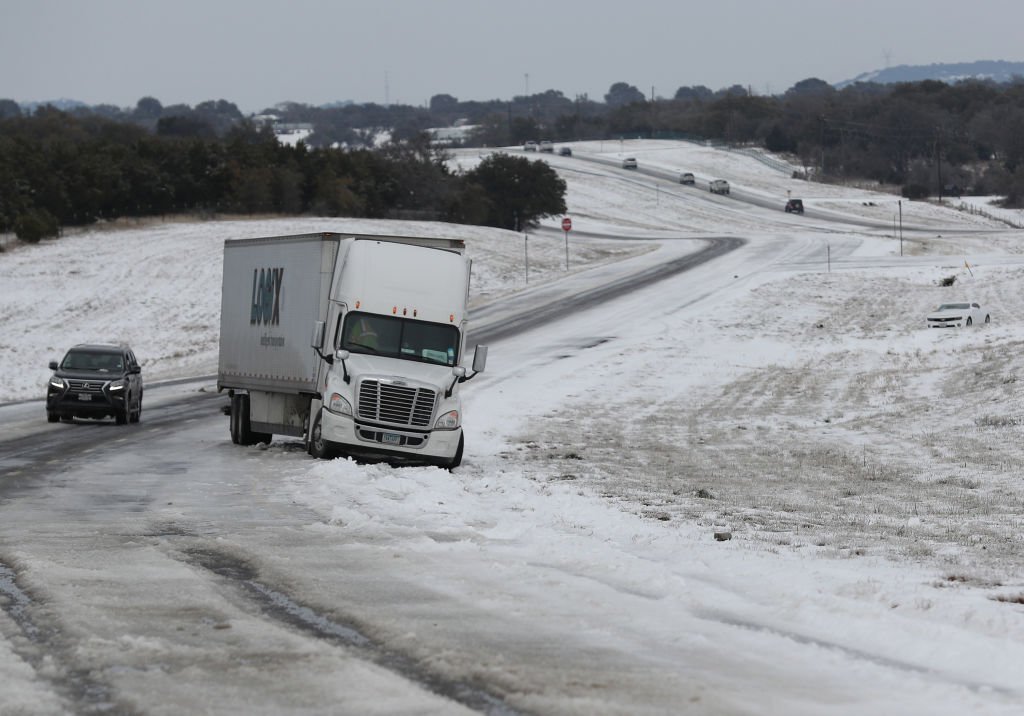 Un camión atascado en la nieve el 18 de febrero de 2021 por la tormenta invernal Uri, Texas. | Foto: Getty Images