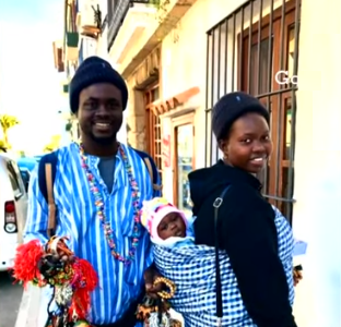 Gorgui con su esposa y su bebé. | Foto: YouTube/ The France 24 Observers Gorgui con su esposa y su bebé. | Foto: YouTube/ The France 24 Observers
