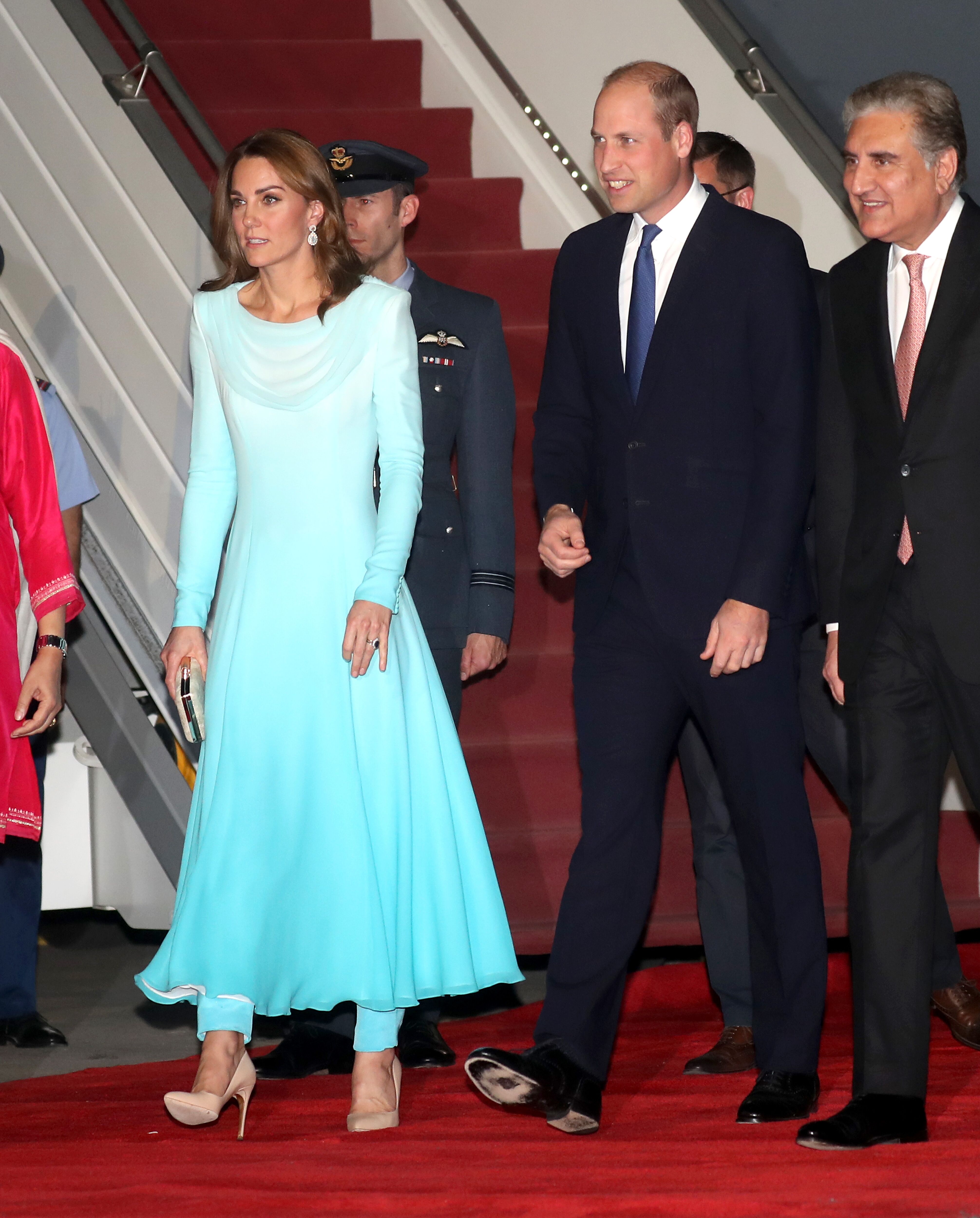La duchesse de Cambridge et le prince William et le duc de Cambridge arrivent à la base aérienne de Kur Khan en prévision de leur tournée royale au Pakistan le 14 octobre 2019 à Rawalpindi (Pakistan) | Photo: Getty Images