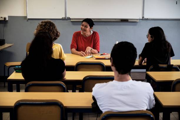 Une enseignante et  les élèves dans lune salle de classe | Photo : Getty Images