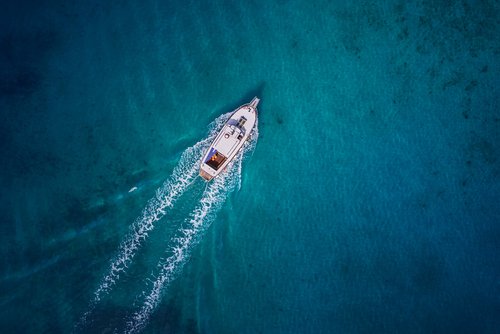 Un bateau dans un océan | Photo : Shutterstock Un bateau dans un océan | Photo : Shutterstock