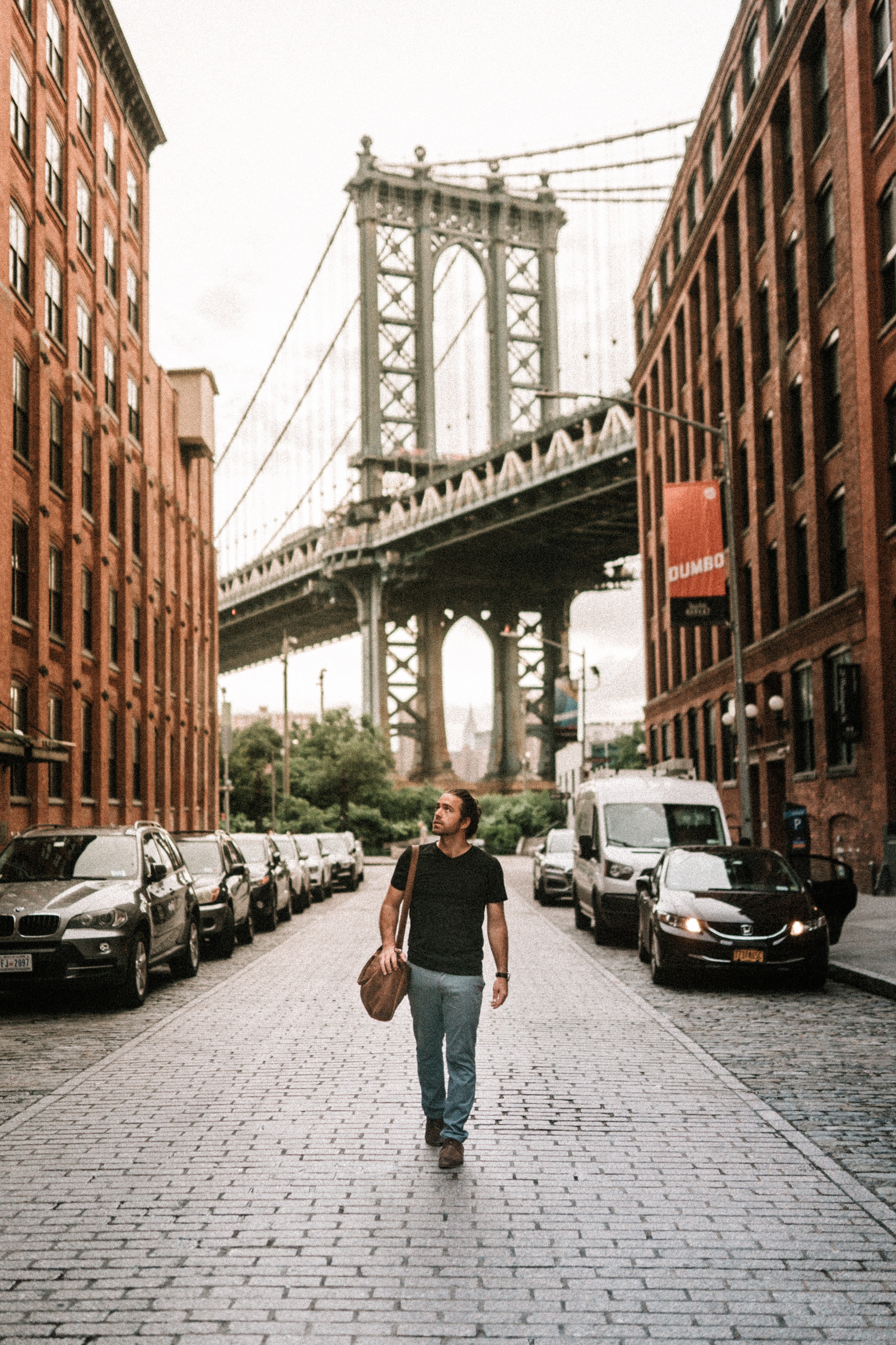 Man looking up as he walks down the street. | Source: Pexel/ Taryn Elliot