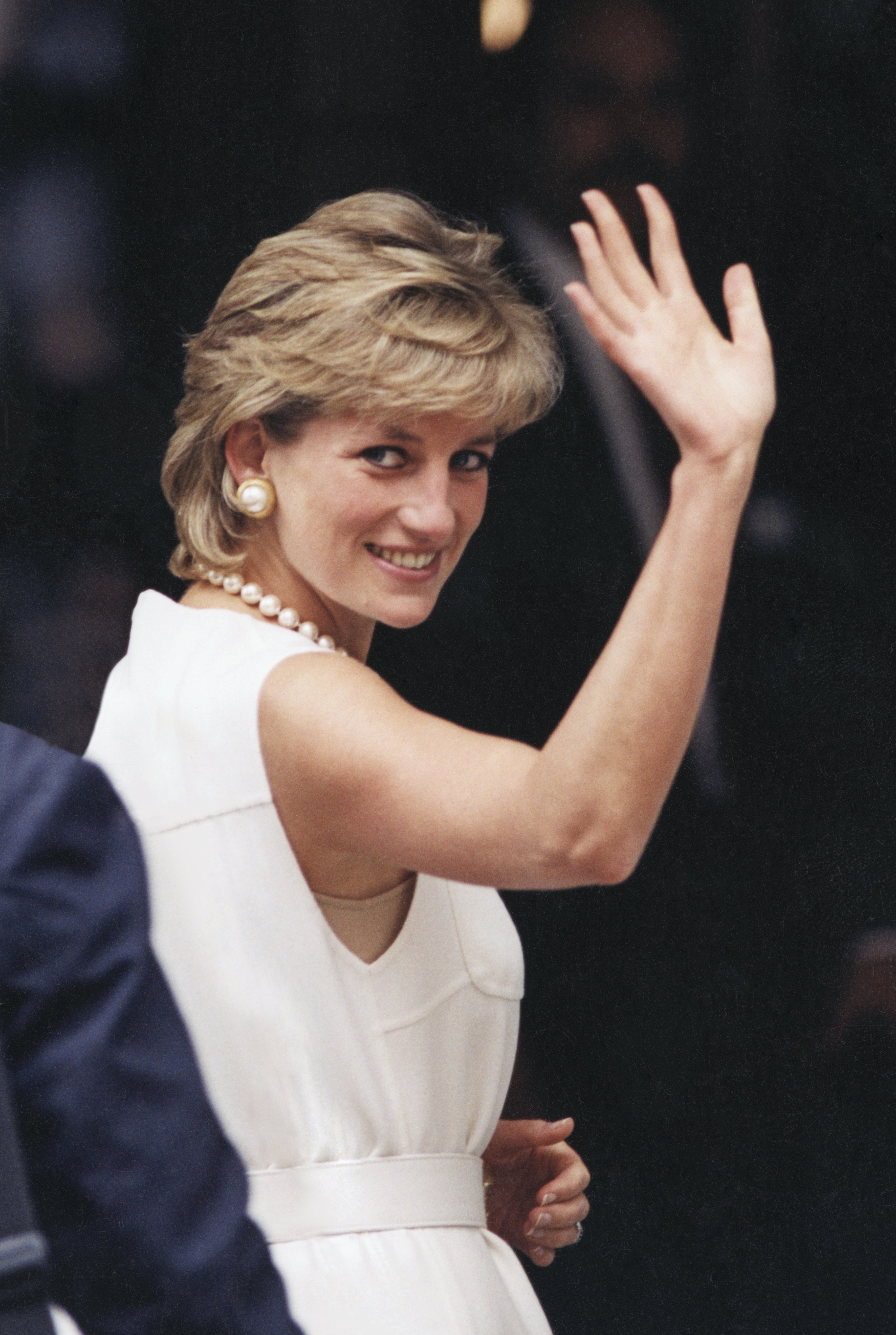 Am letzten Tag ihres Besuchs in Chicago winkt Prinzessin Diana im Juni 2007 der begeisterten Menge zu | Quelle: Getty Images