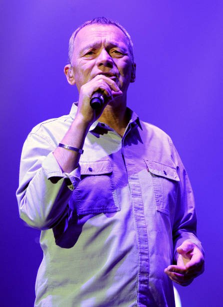 Le célèbre chanteur Duncan Campbell en pleine prestation | Sources : Getty Images