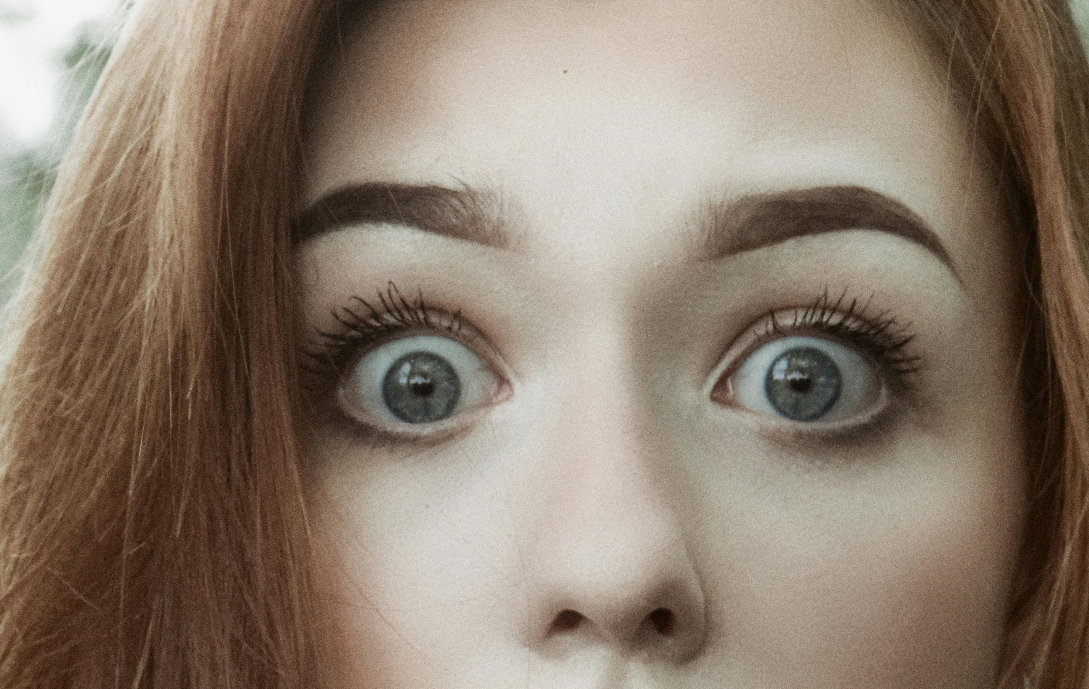 A startled young woman | Source: Pexels