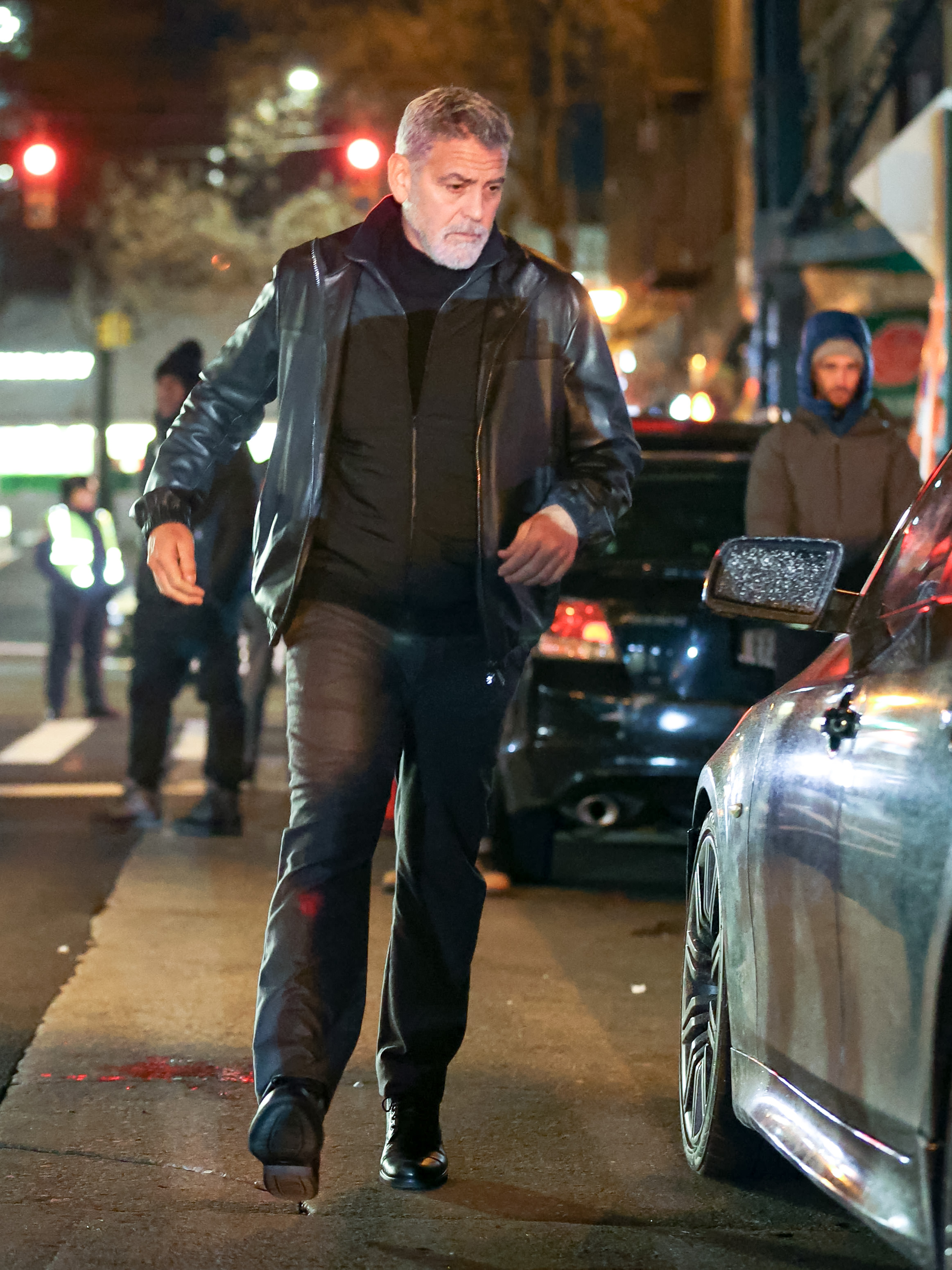 George Clooney am Filmset der "Wölfe" in Queens am 25. Januar 2023, in New York City | Quelle: Getty Images