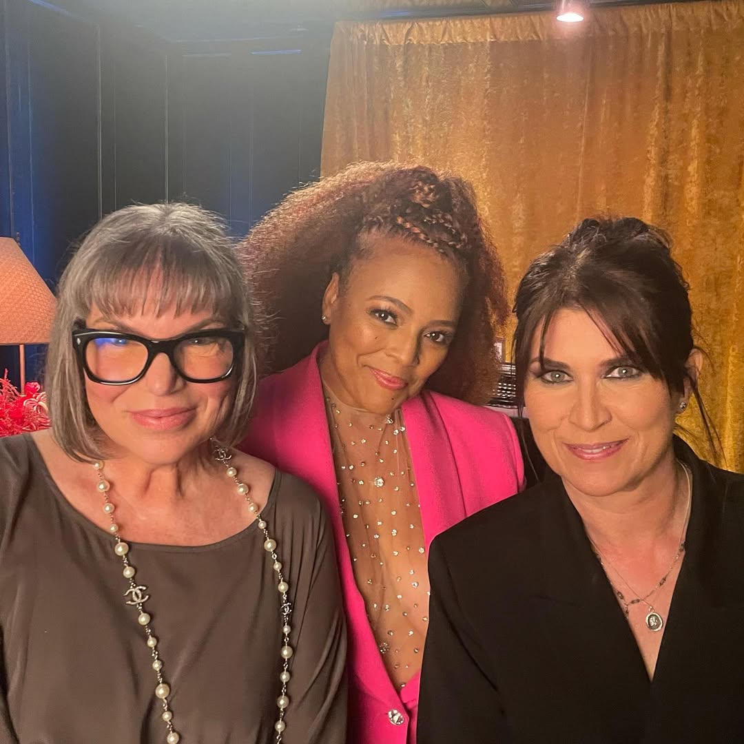 Mindy Cohn pictured with friends, dated September 9, 2022 | Source: Instagram/mindycohn