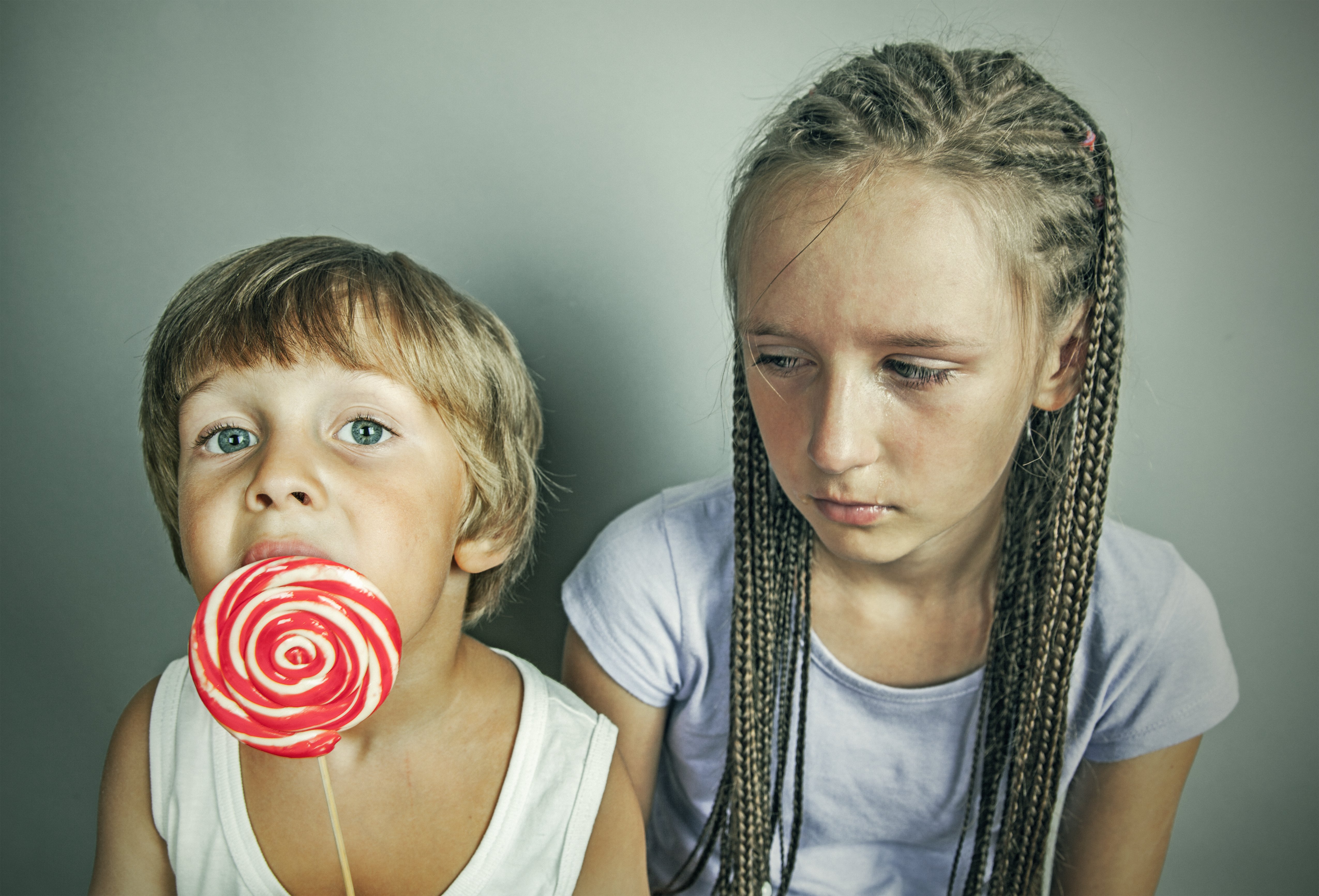 Nila mira celosa a su hermanito comer dulces. | Foto: Shutterstock