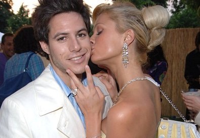 Paris Latsis and Paris Hilton at the The Serpentine Gallery in London, United Kingdom in 2005. | Photo: Getty Images