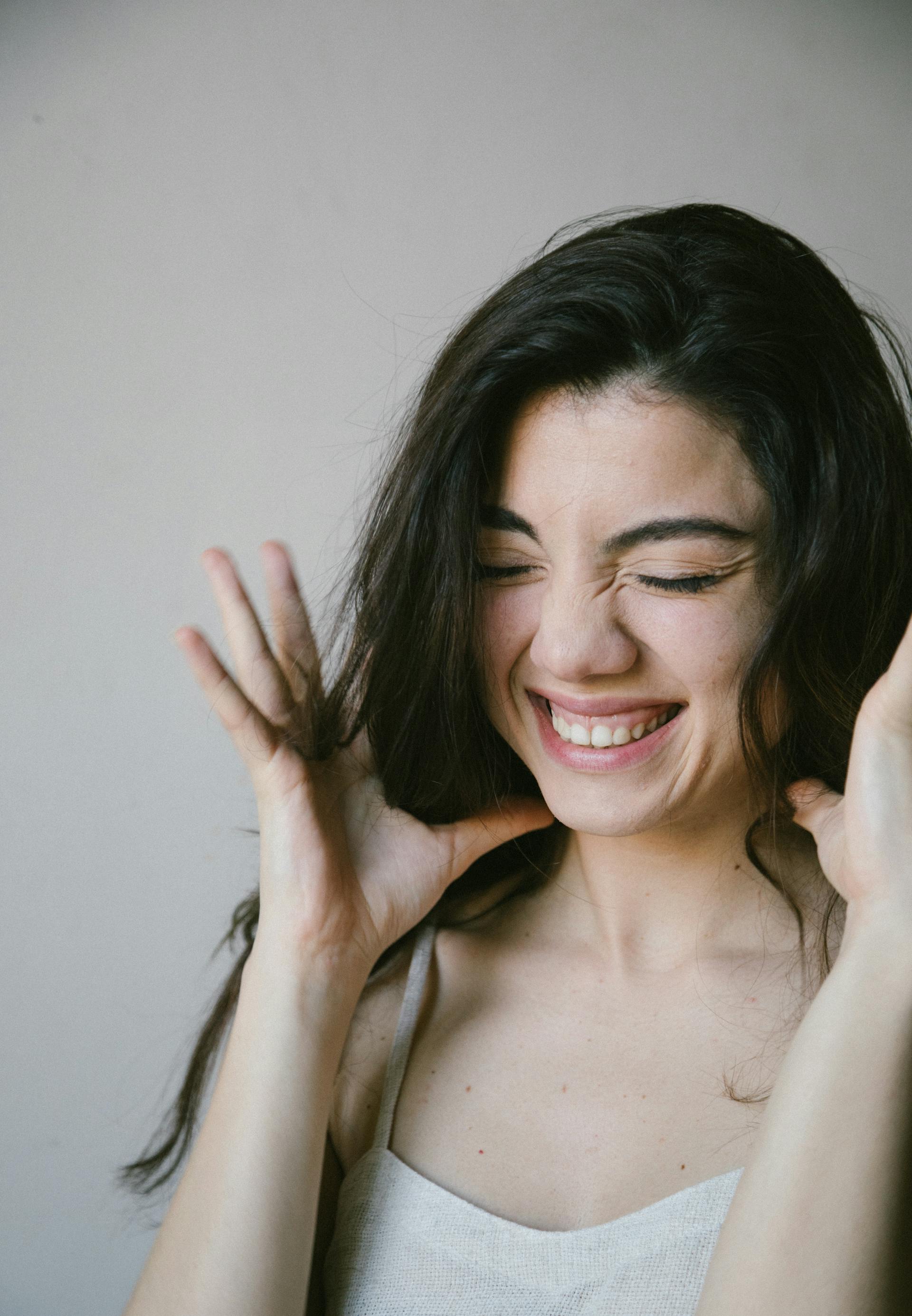 A woman giggling | Source: Pexels